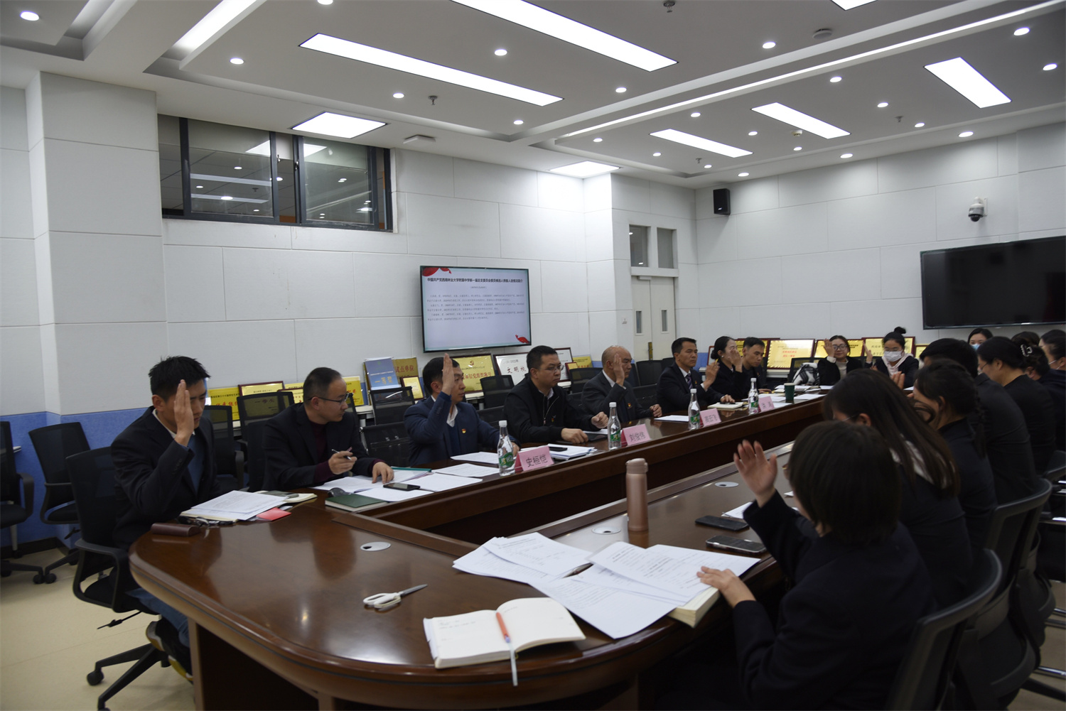 西林附中召开党员大会