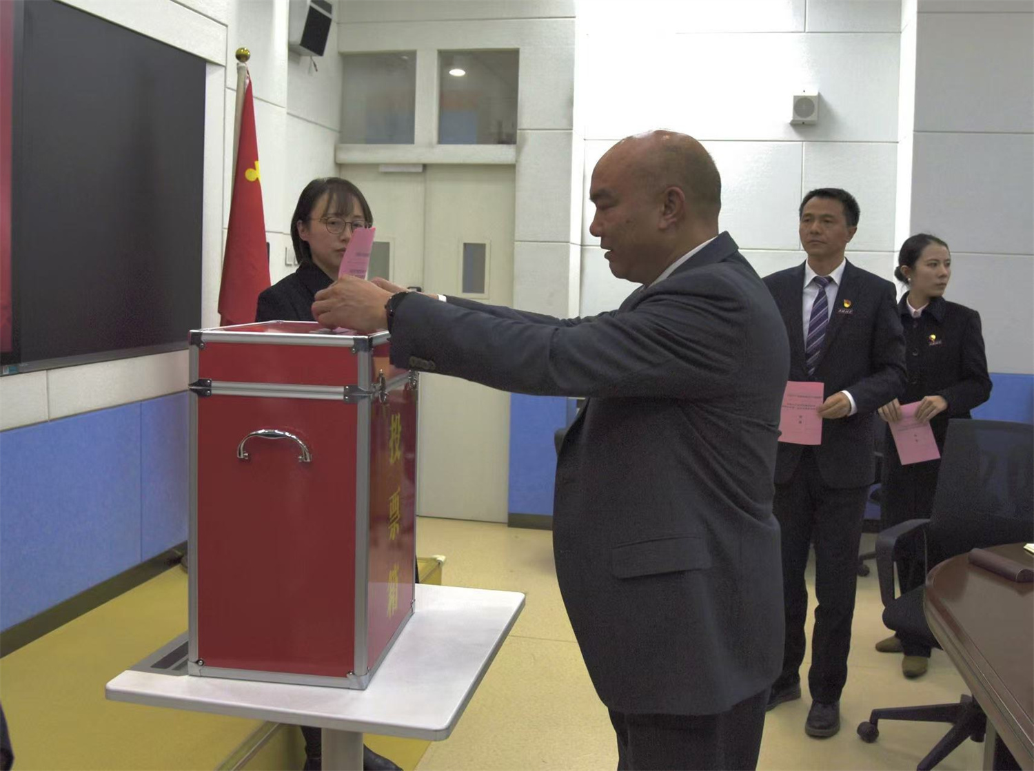 西林附中召开党员大会