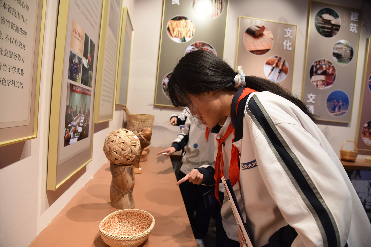 西林附中：AI主题读书会点亮师生思想星空