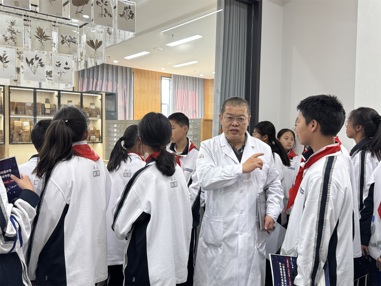 西林附中：AI主题读书会点亮师生思想星空