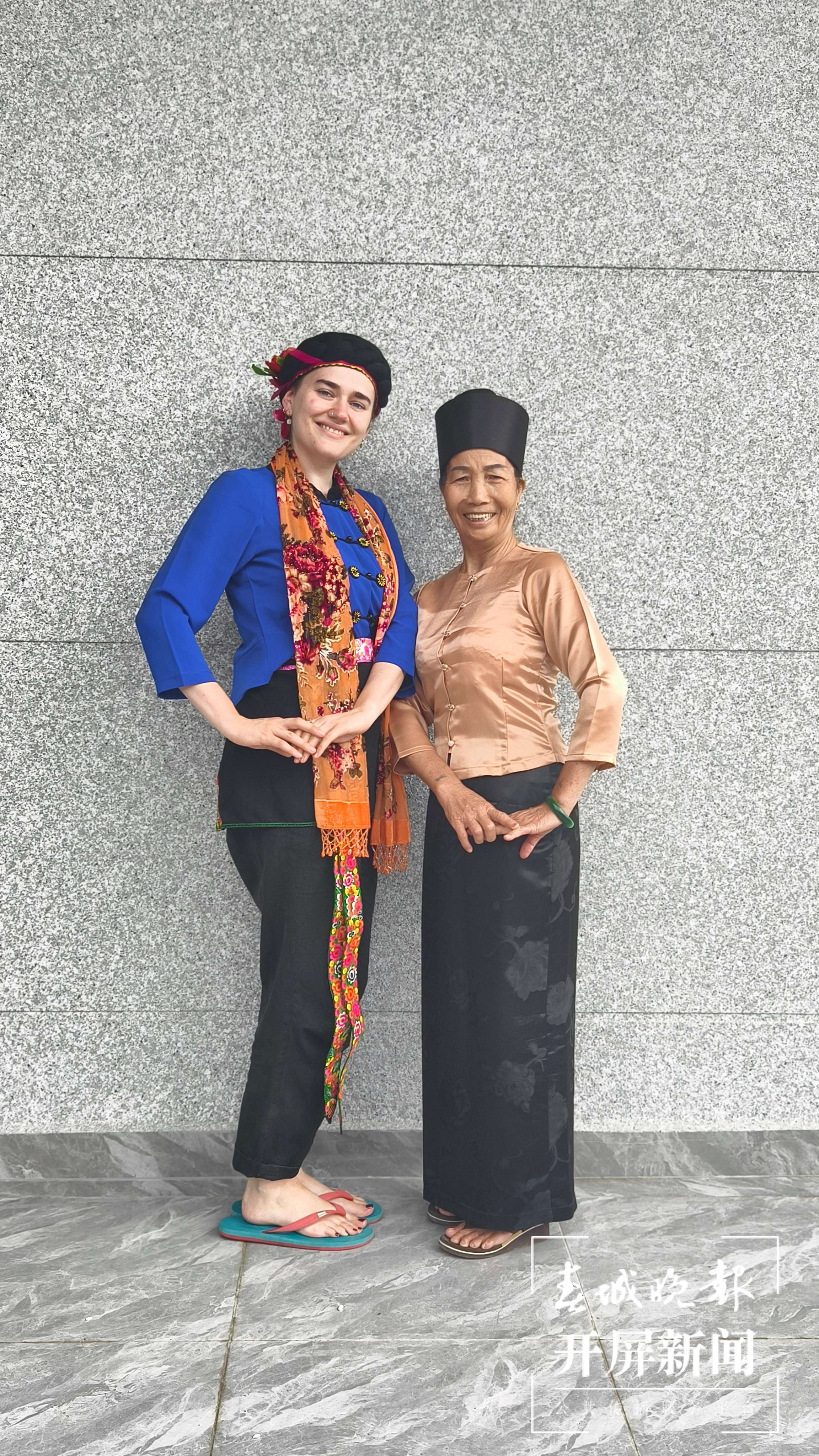 麦丽娜（左）感受云南少数民族文化.jpg