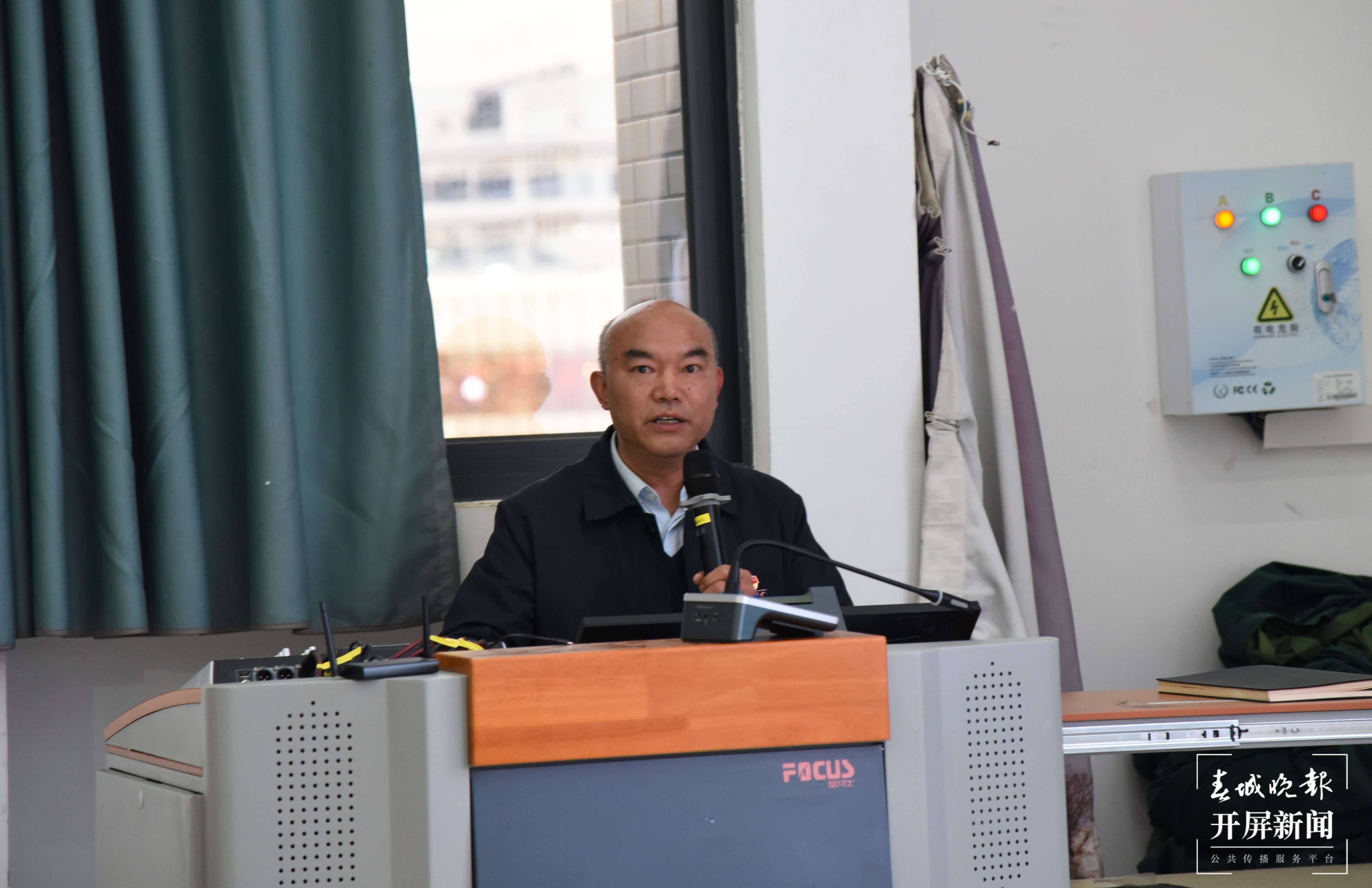 西林附中开展“初心使命，永葆党性”主题党日活动