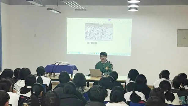 昆一中晋宁学校艺术鉴赏课：多种艺术形式诠释爱国内涵