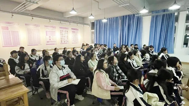 昆一中晋宁学校艺术鉴赏课：多种艺术形式诠释爱国内涵