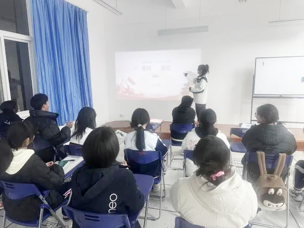 昆一中晋宁学校艺术鉴赏课：多种艺术形式诠释爱国内涵