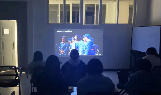 昆一中晋宁学校艺术鉴赏课：多种艺术形式诠释爱国内涵