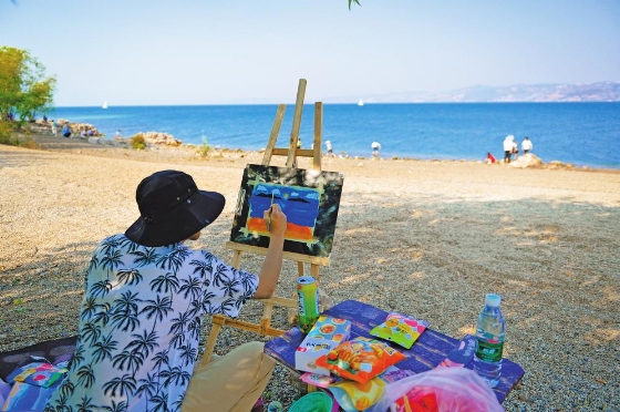 游客在抚仙湖边写生 本报记者 龙宇丹 摄.png