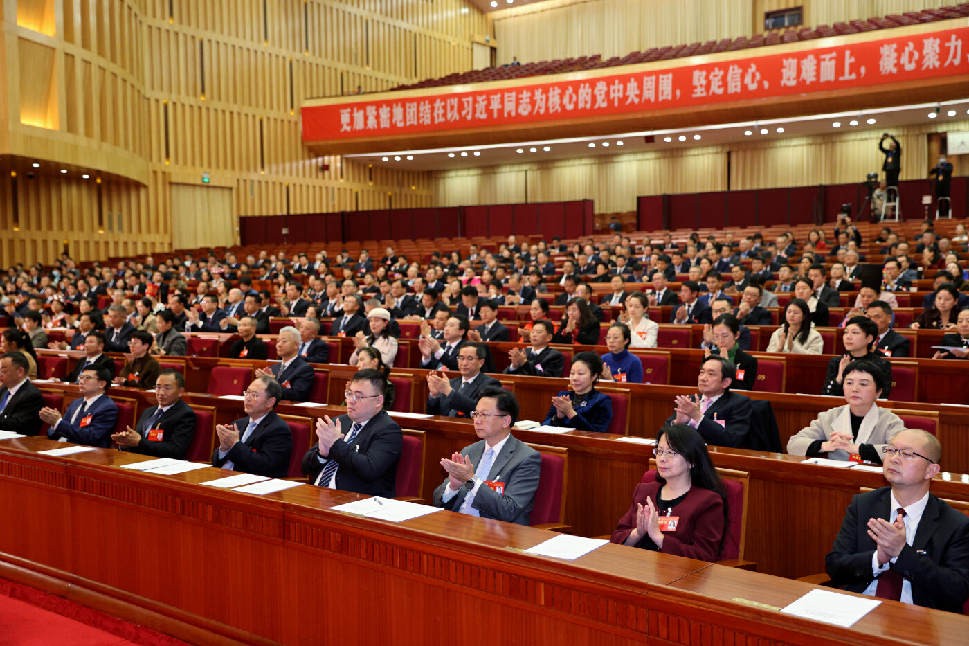 省政协十三届三次会议在昆闭幕