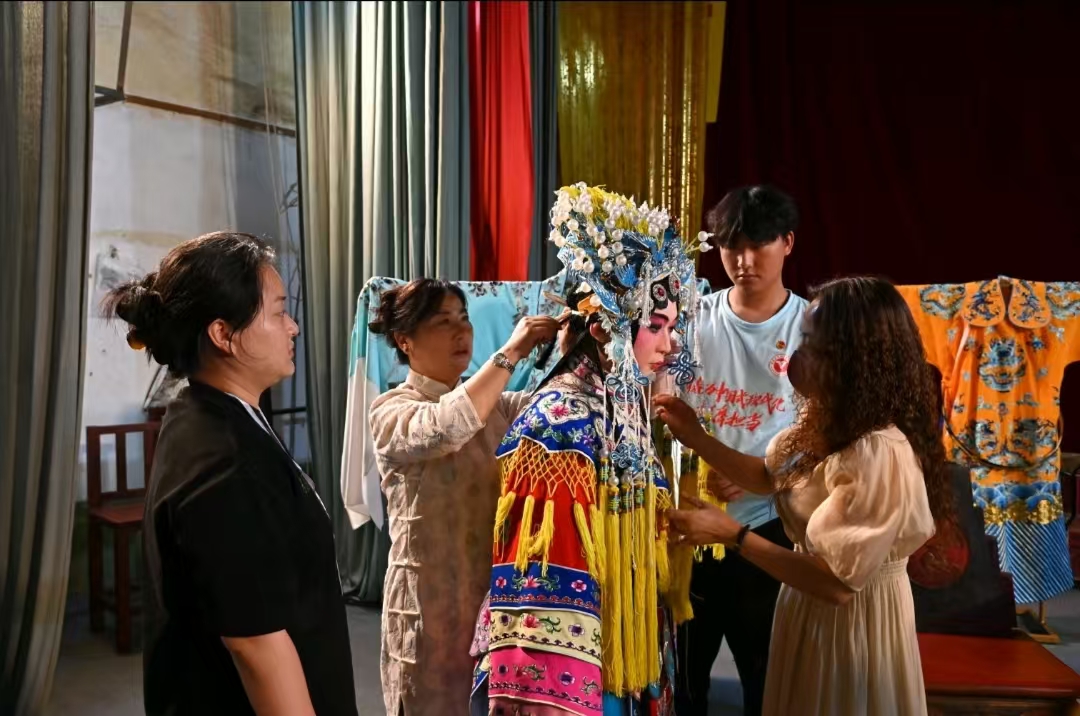 体验滇剧妆造的年轻人2.jpg