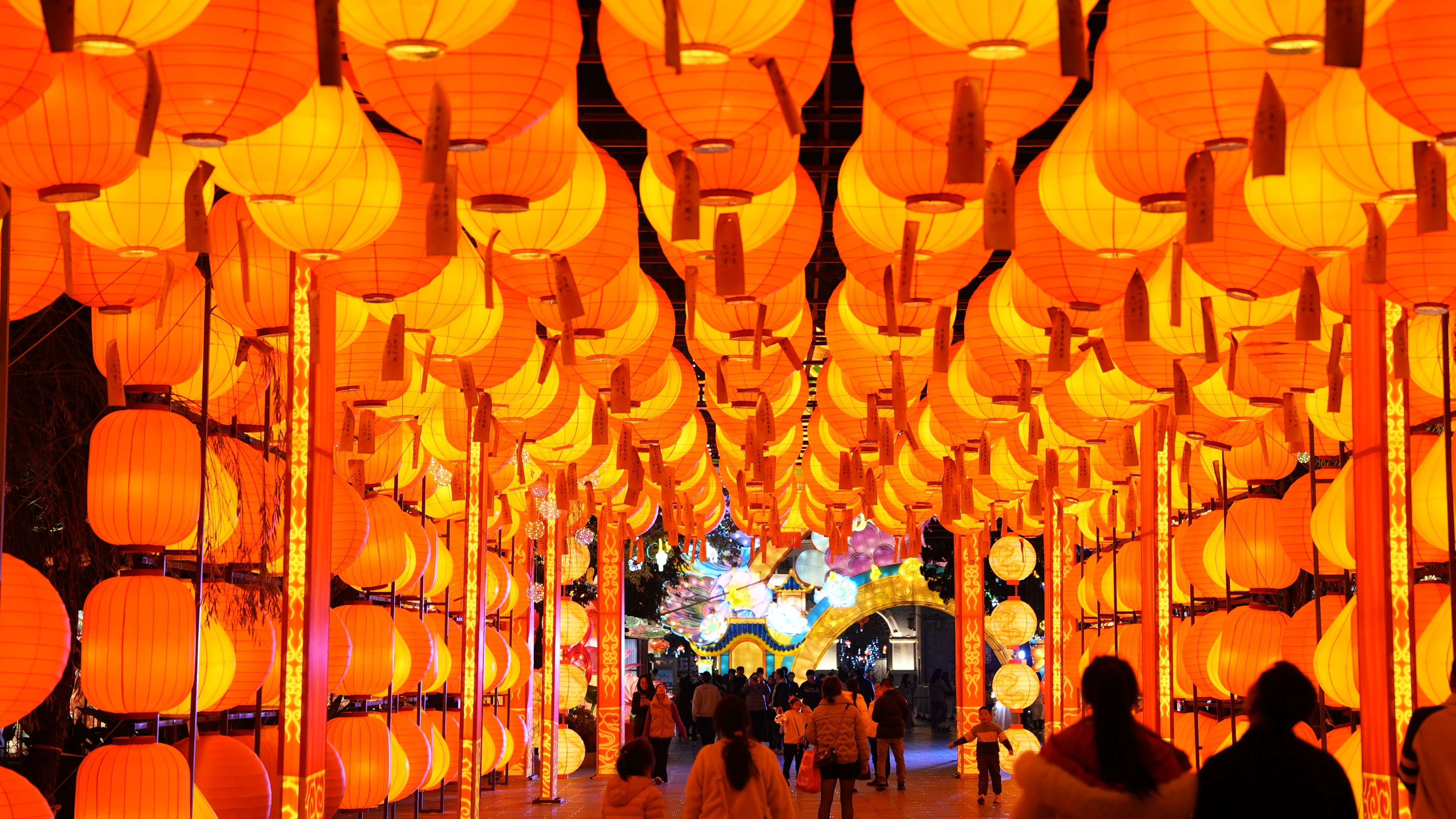 大观楼灯会点亮昆明夜空 (15).jpg