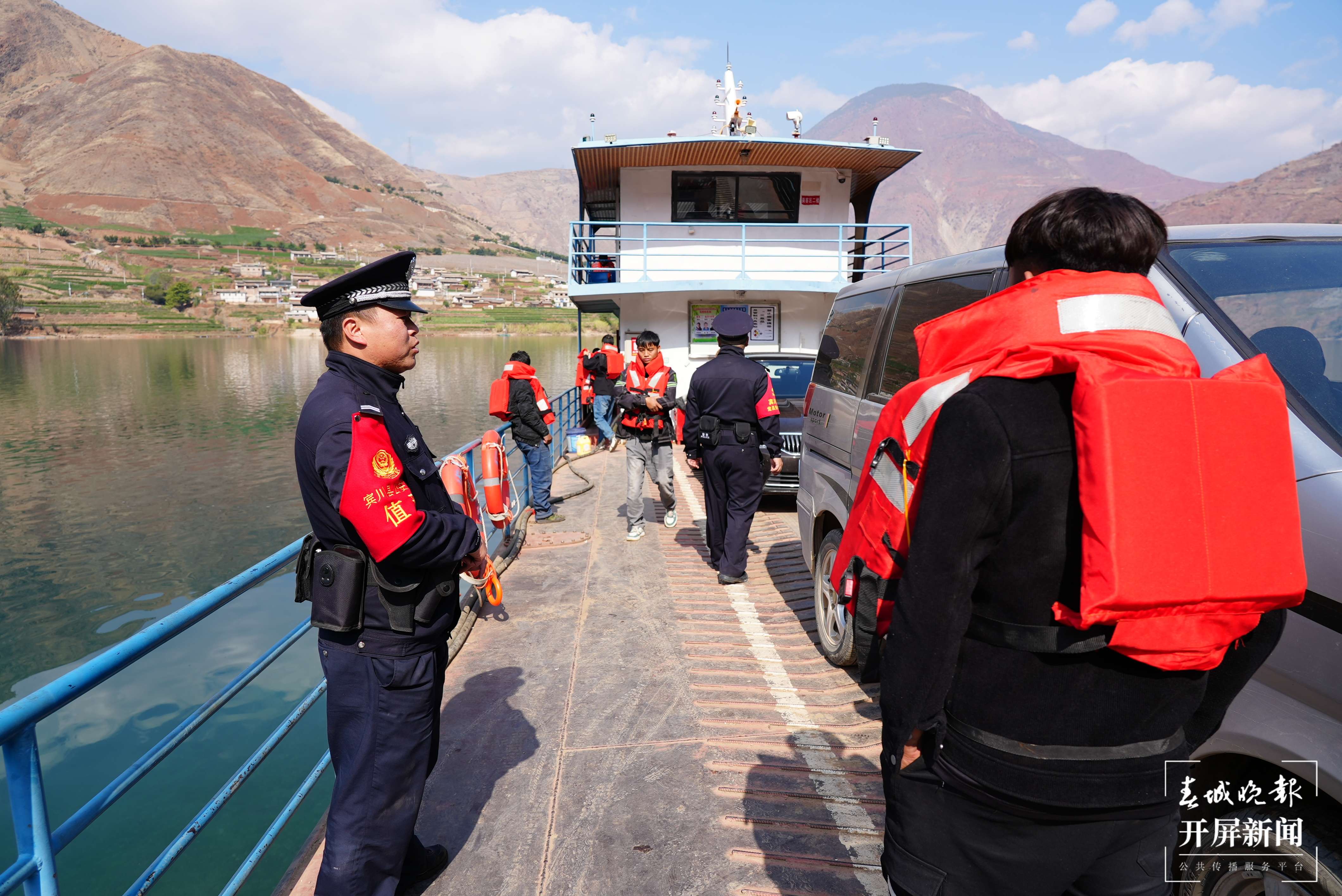 （采访传编辑）春节我在岗 身边一抹“藏蓝色”！有一种年味叫“守护万家灯火团圆” (1).JPG