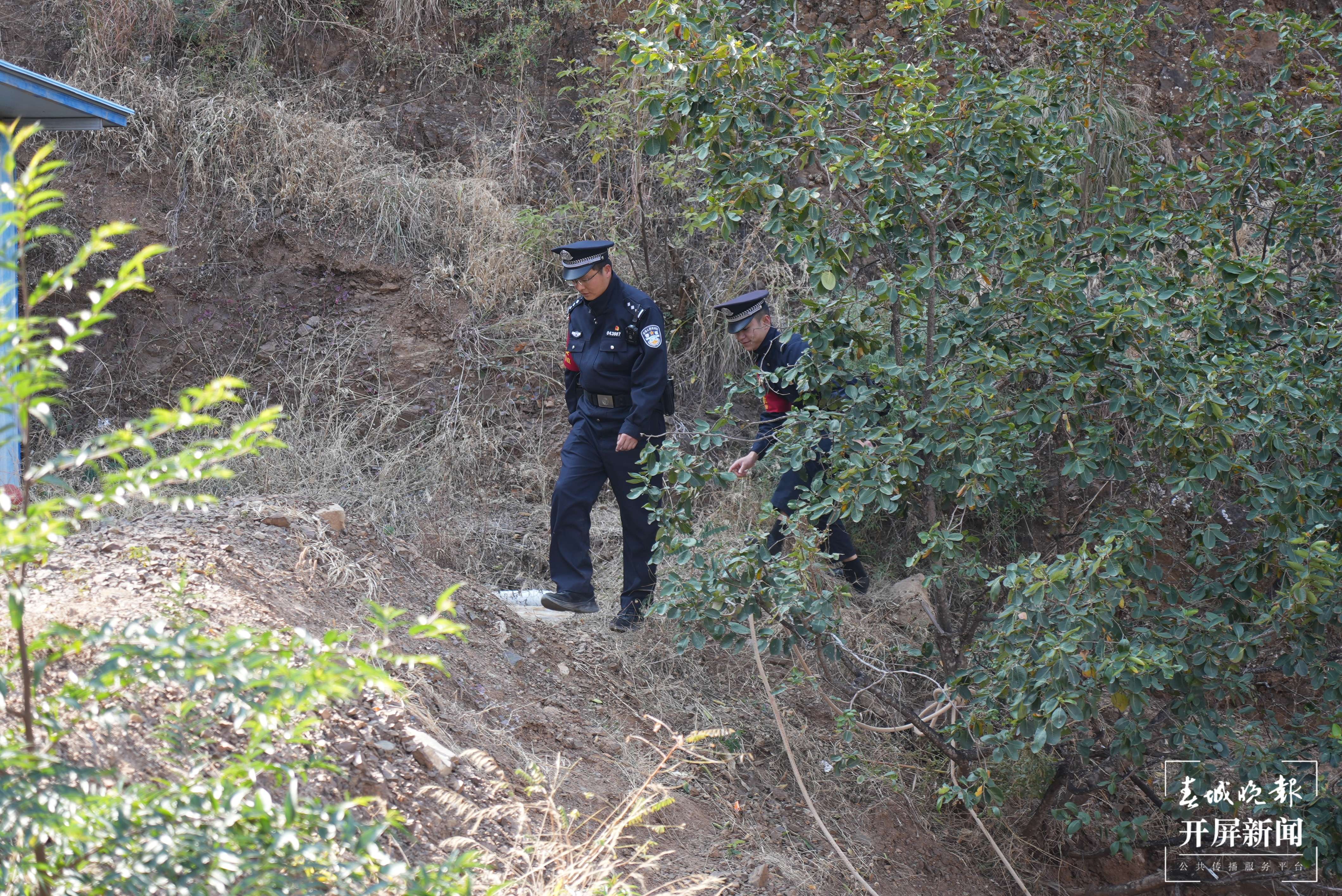 （采访传编辑）春节我在岗 身边一抹“藏蓝色”！有一种年味叫“守护万家灯火团圆” (3).JPG