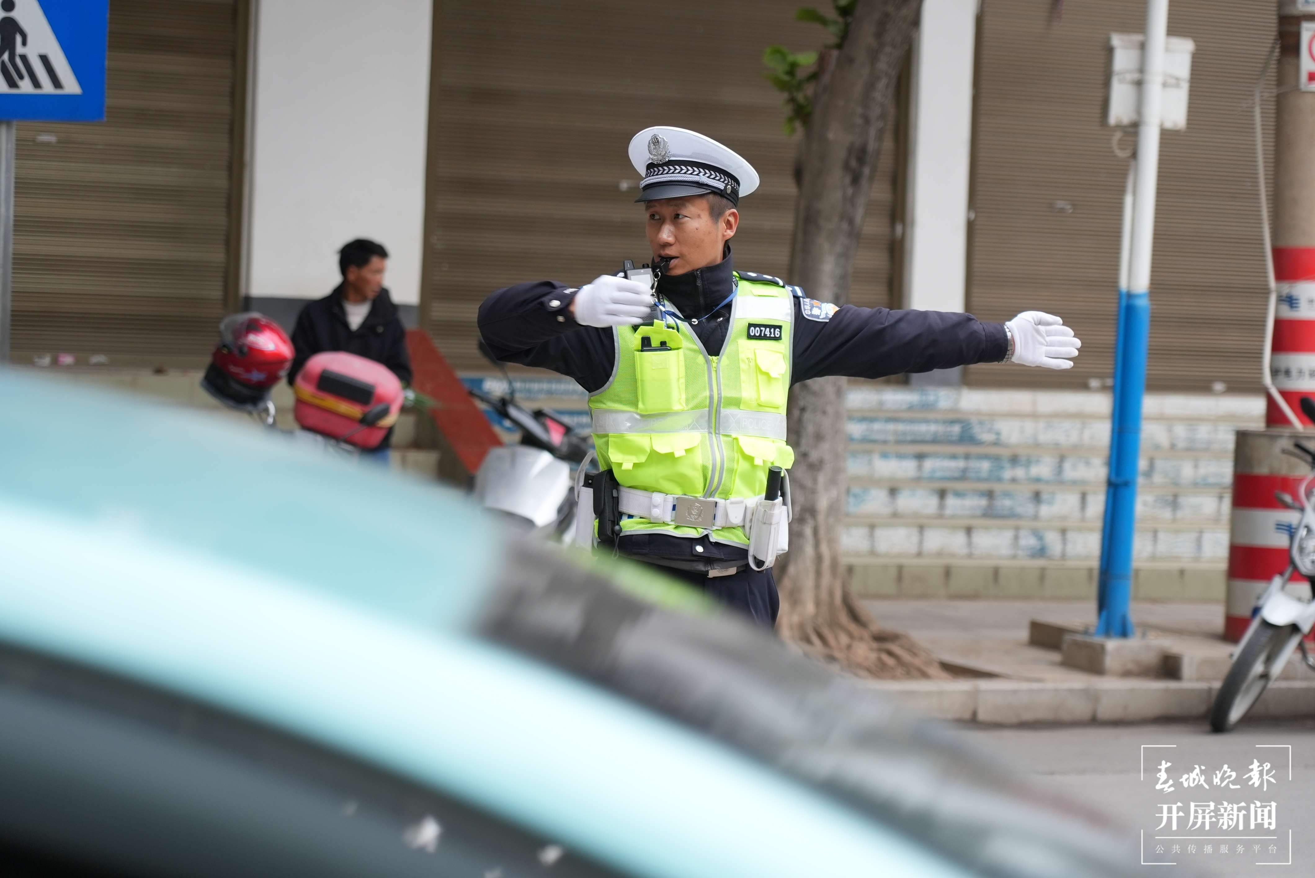 （采访传编辑）春节我在岗 身边一抹“藏蓝色”！有一种年味叫“守护万家灯火团圆” (4).JPG