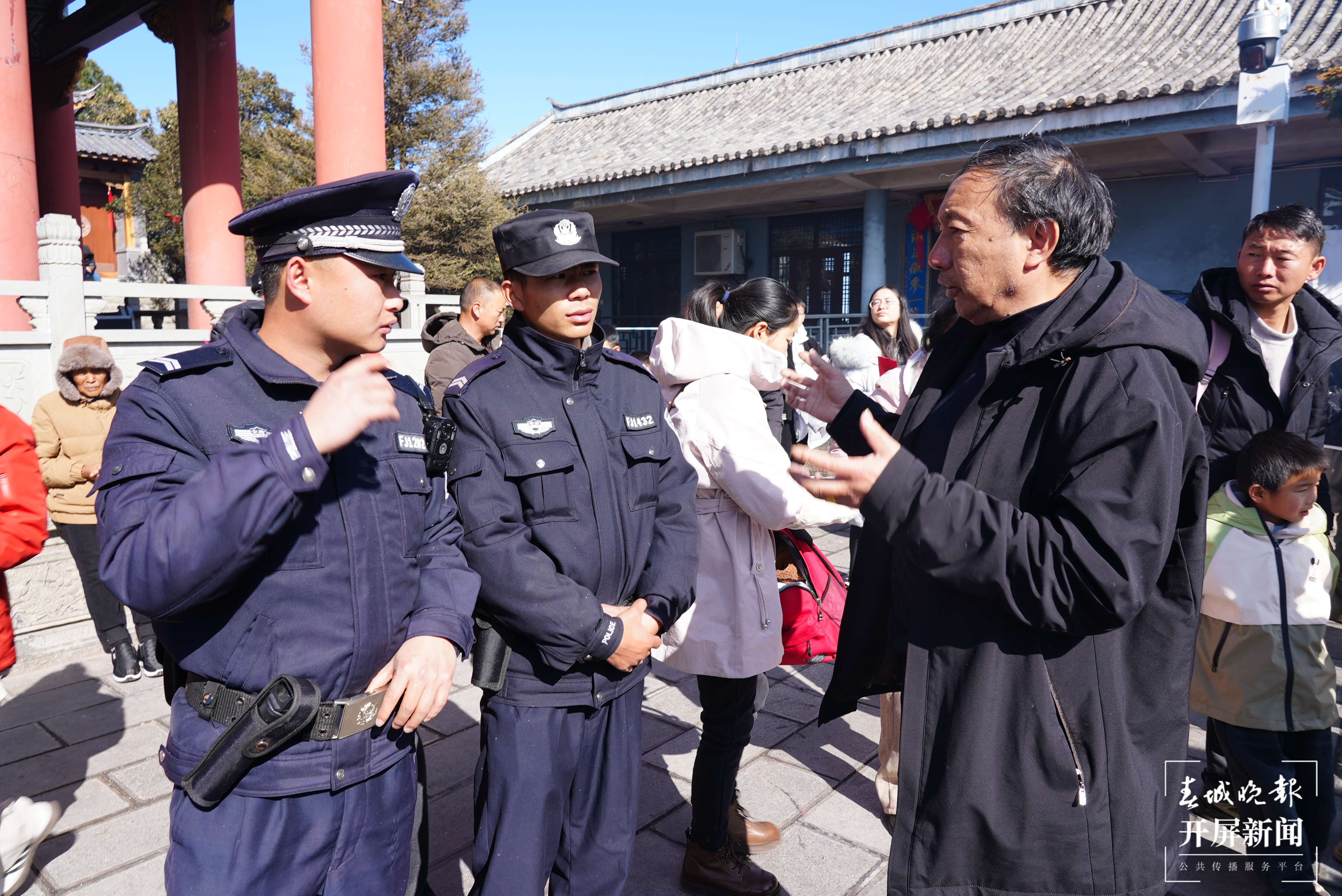 （采访传编辑）春节我在岗 身边一抹“藏蓝色”！有一种年味叫“守护万家灯火团圆” (5).JPG