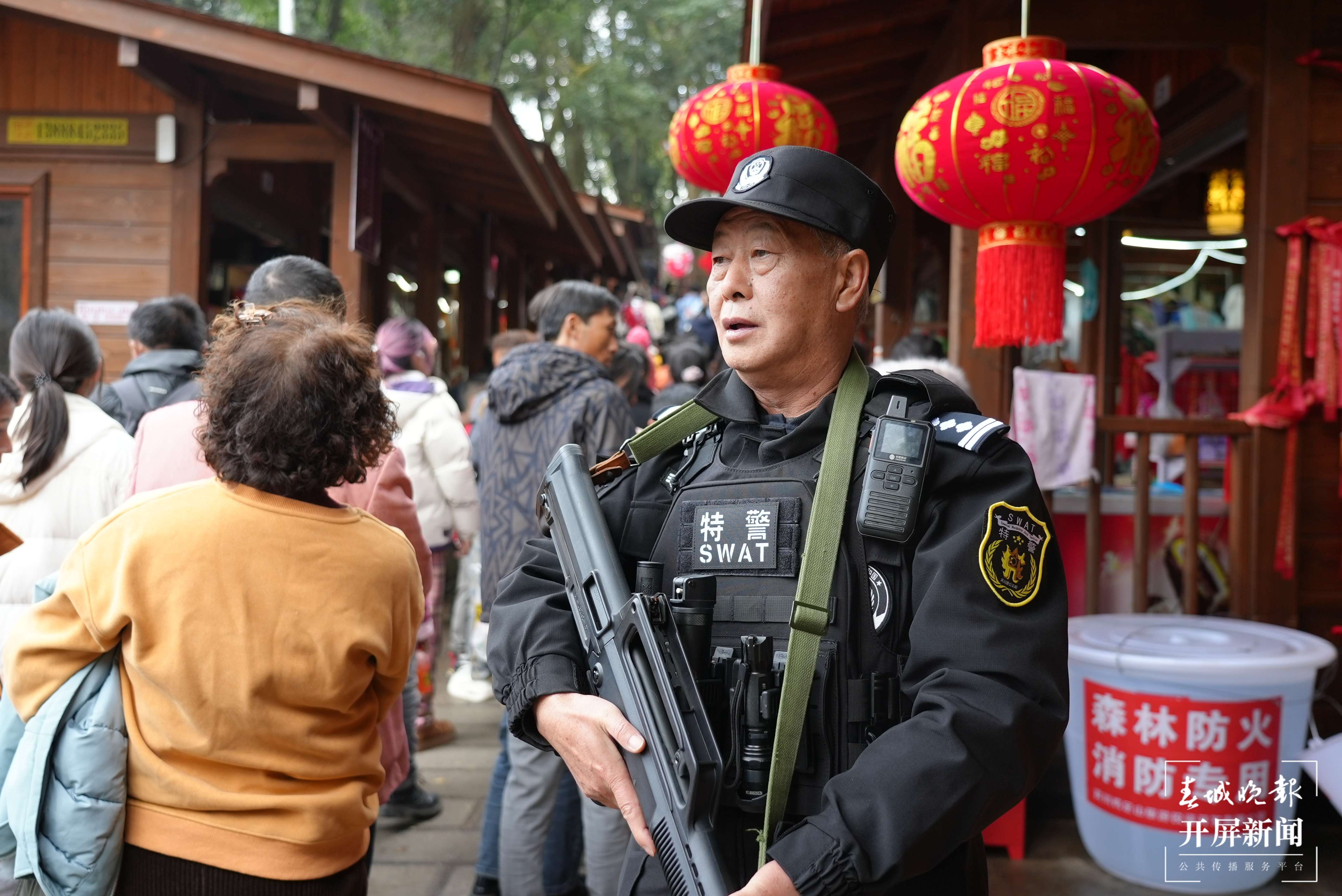 （采访传编辑）春节我在岗 身边一抹“藏蓝色”！有一种年味叫“守护万家灯火团圆” (6).JPG