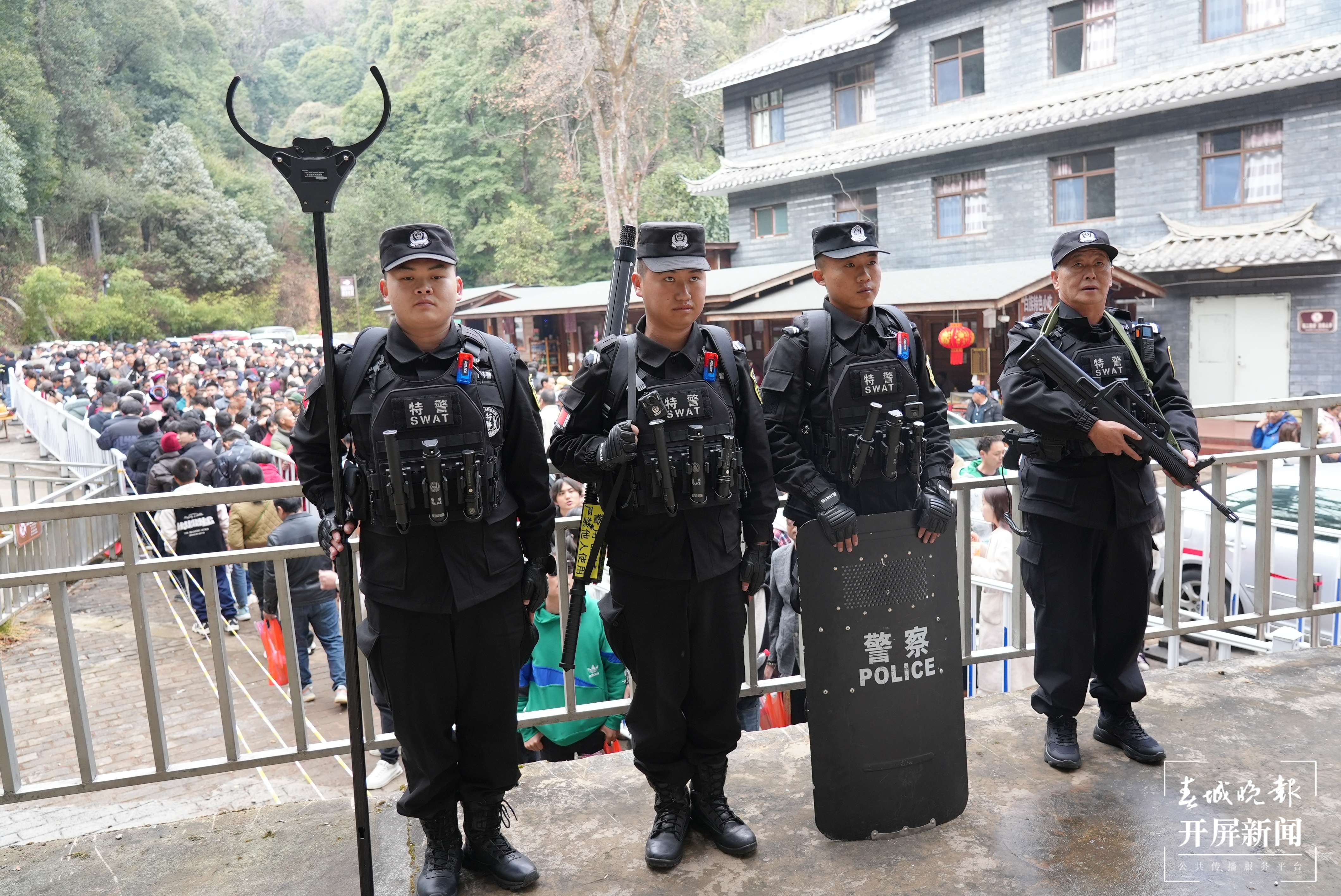 （采访传编辑）春节我在岗 身边一抹“藏蓝色”！有一种年味叫“守护万家灯火团圆” (7).JPG