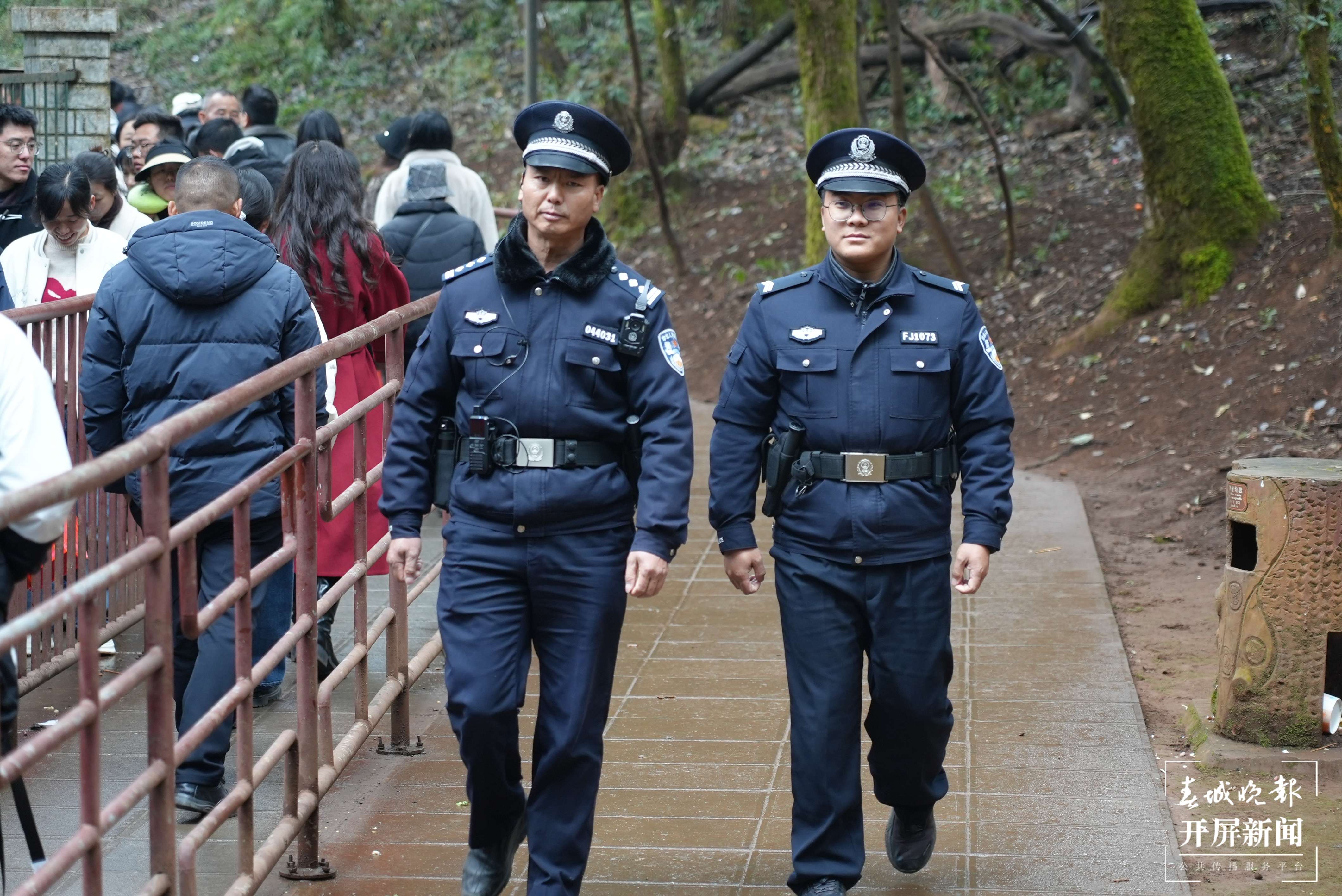 （采访传编辑）春节我在岗 身边一抹“藏蓝色”！有一种年味叫“守护万家灯火团圆” (9).JPG