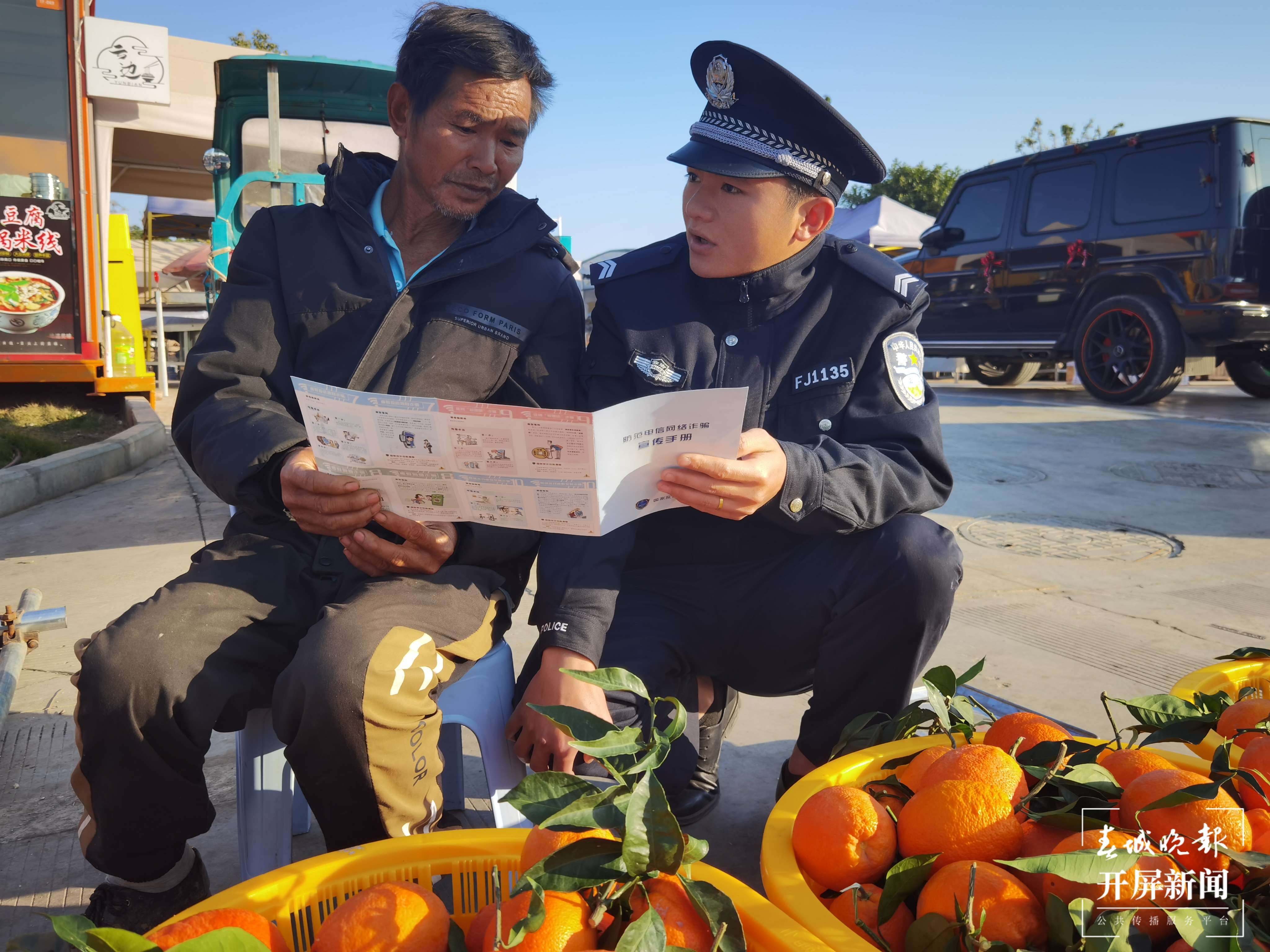 （采访传编辑）春节我在岗 身边一抹“藏蓝色”！有一种年味叫“守护万家灯火团圆” (11).jpg