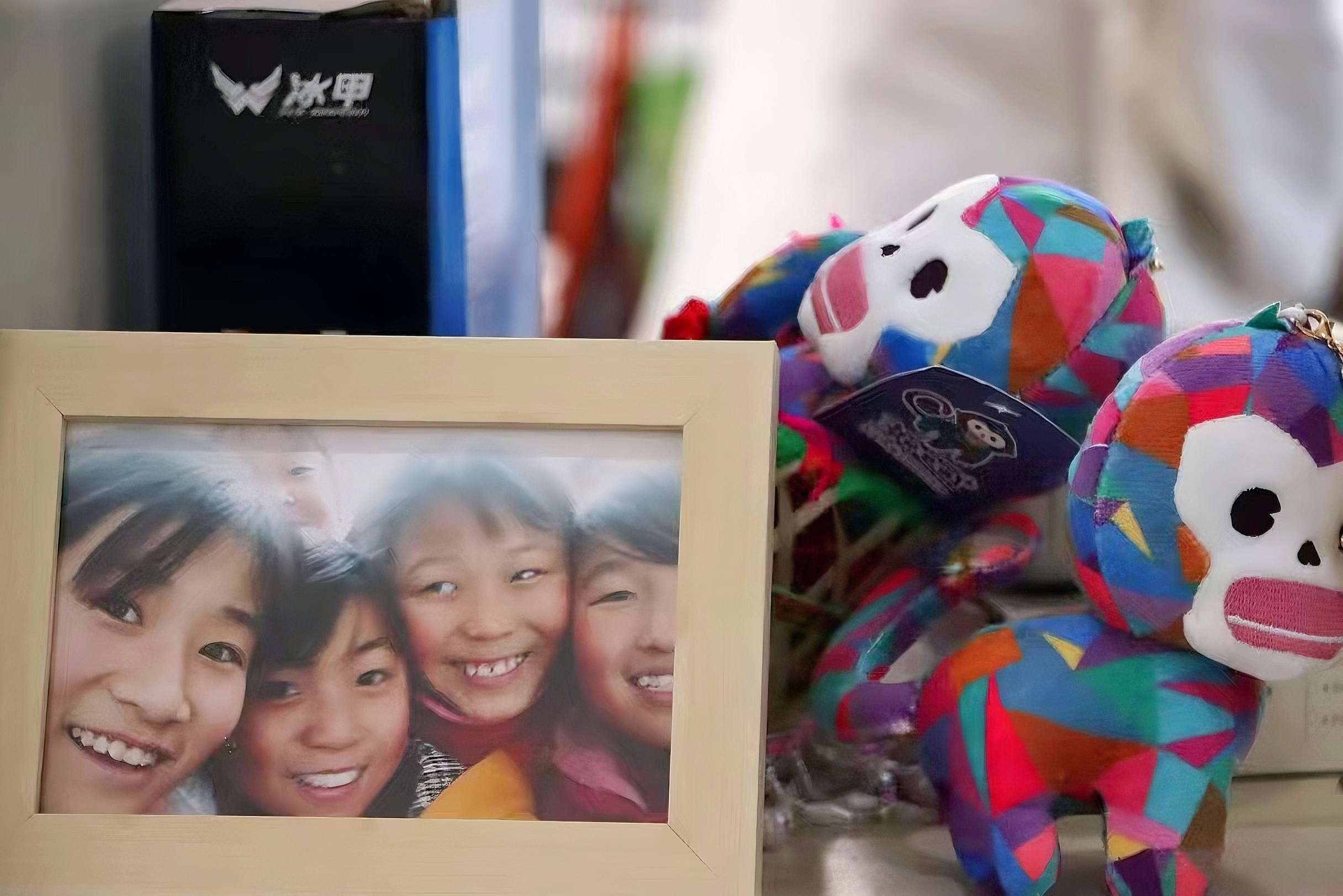 连心办公室里摆放的受助儿童照片.jpg