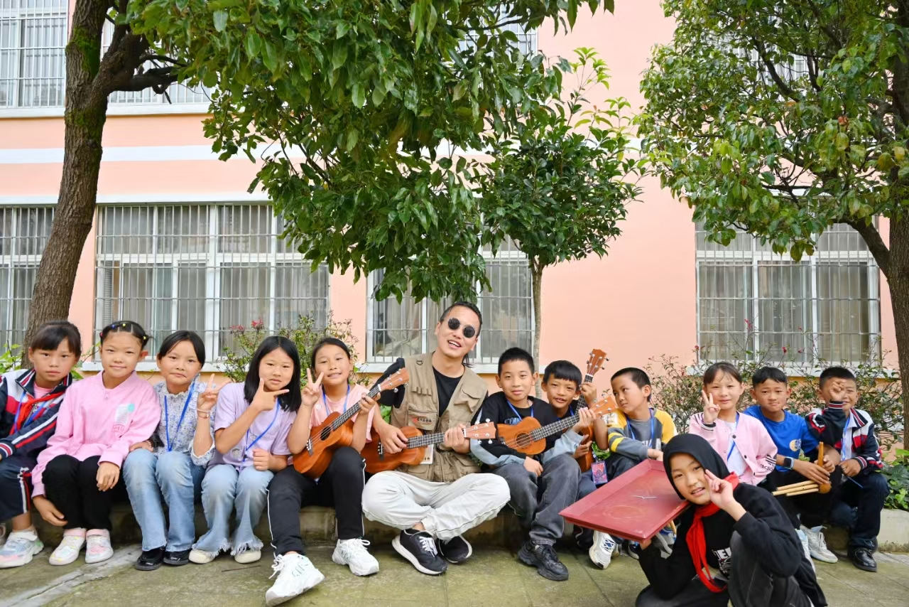 陈军志和孩子们唱歌.jpg