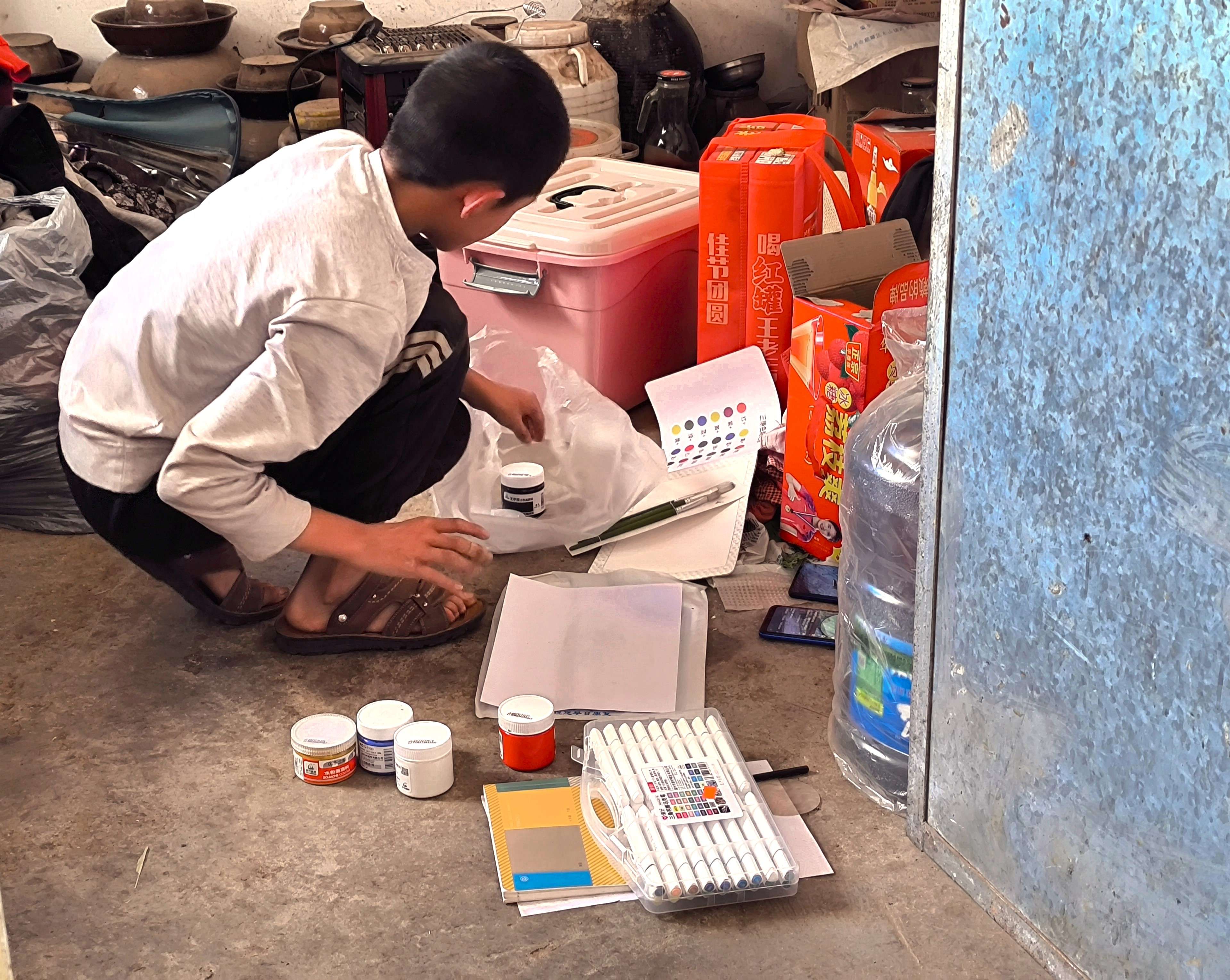 浩浩趴在地上画画.jpg