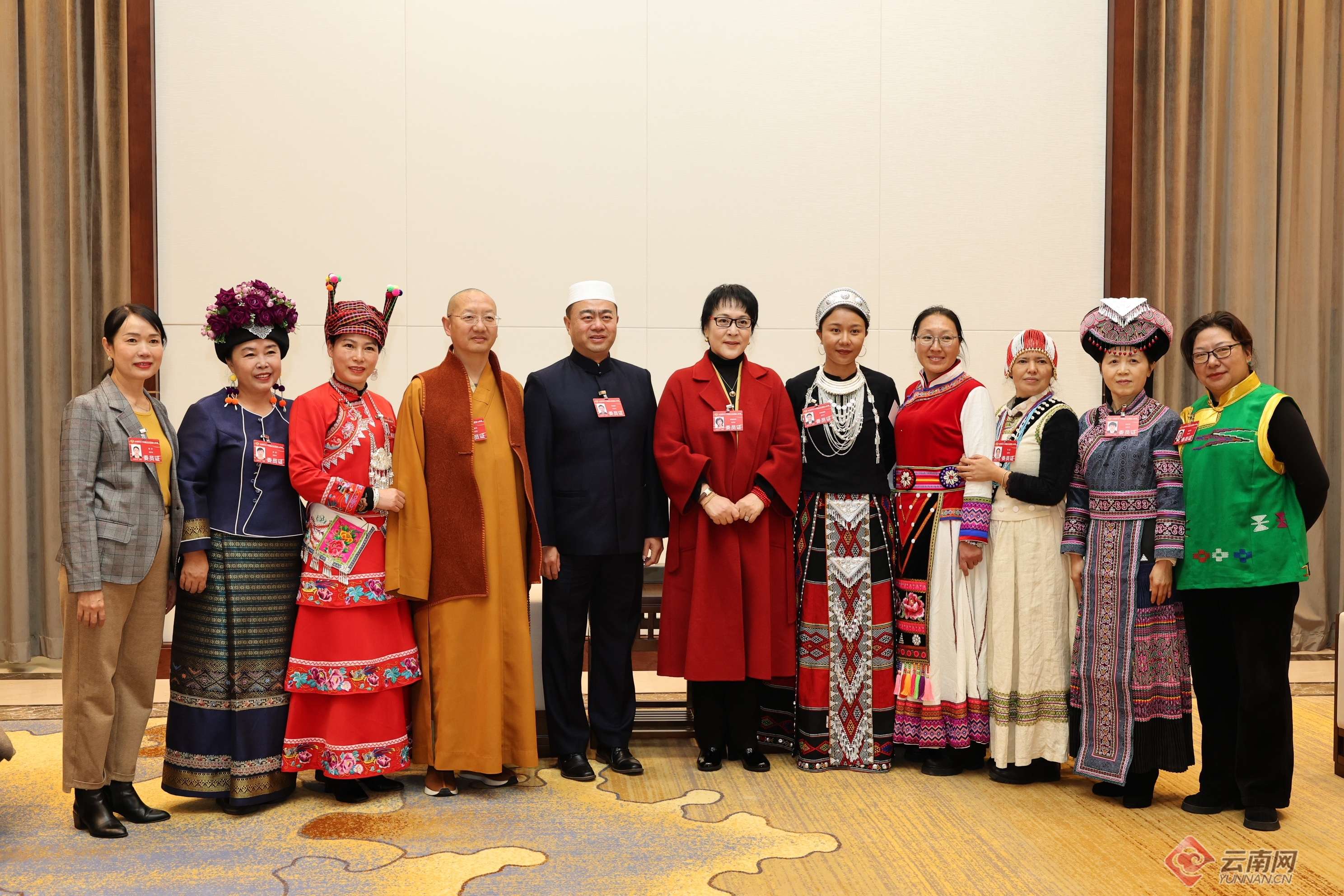 住滇全国政协委员启程赴京参加全国政协十四届三次会议2.jpg