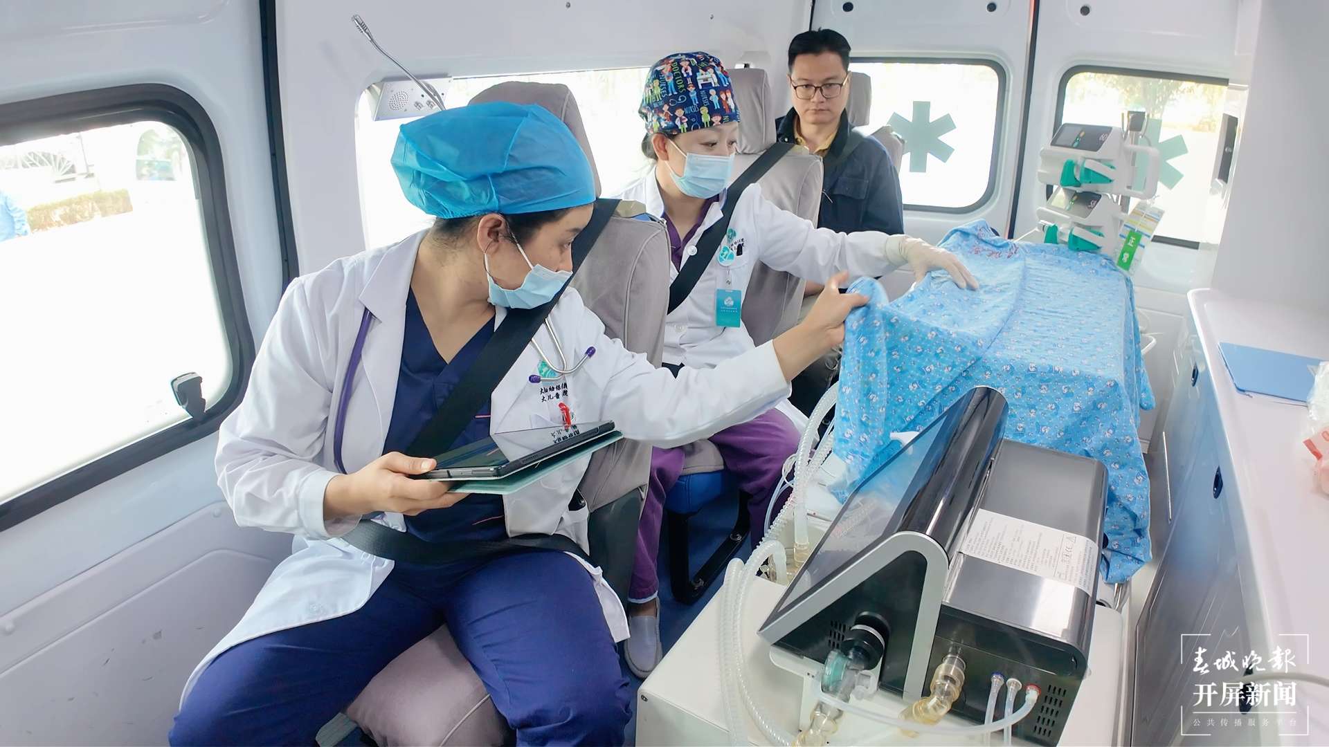 救护车上,罗丽艳借助5G技术将患者基本信息传送到医院。本报记者 付兴华 摄.jpg