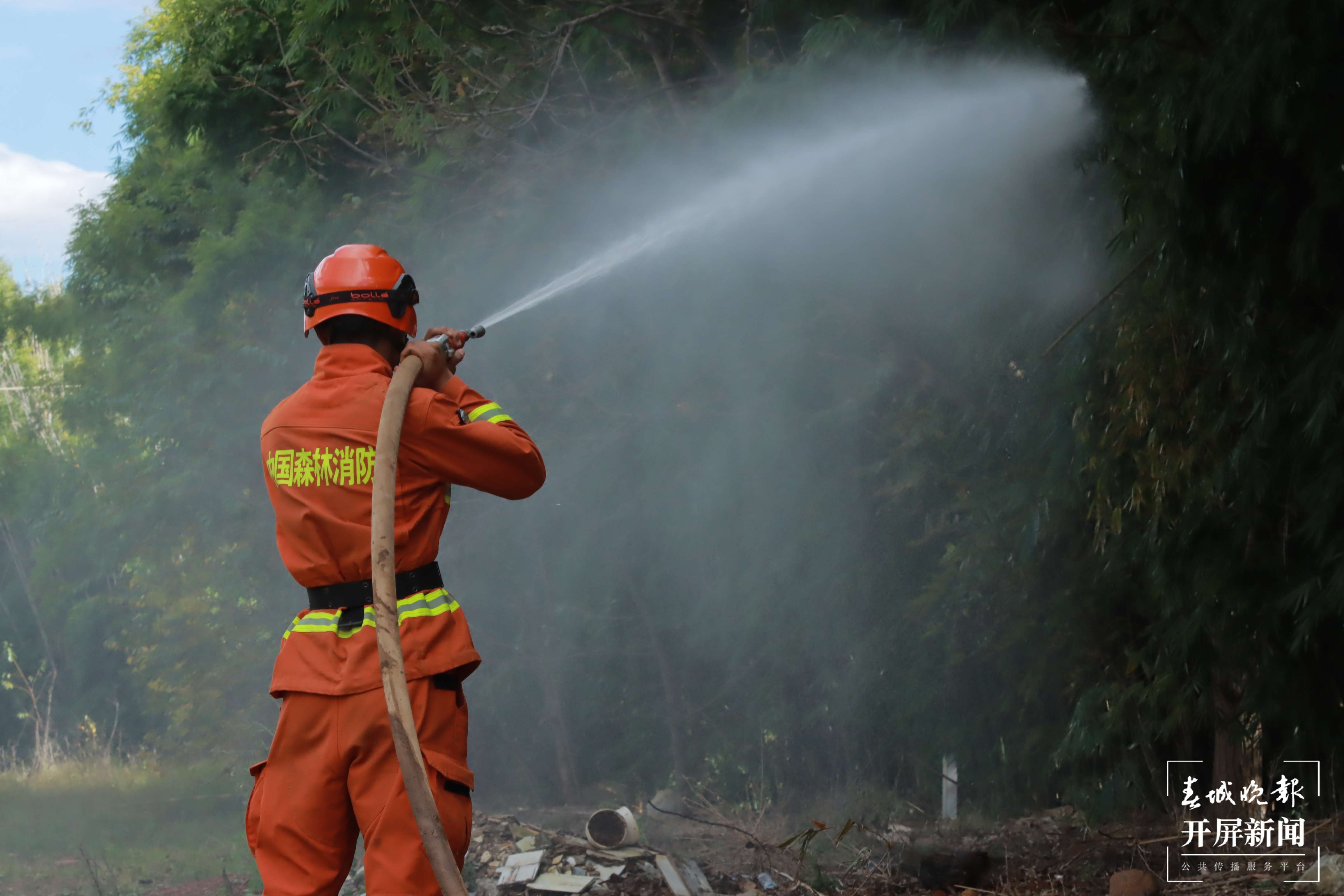 11月23日，大理森林消防开展野外水泵架设实战化训练。 陈胜瑶摄 (2).JPG