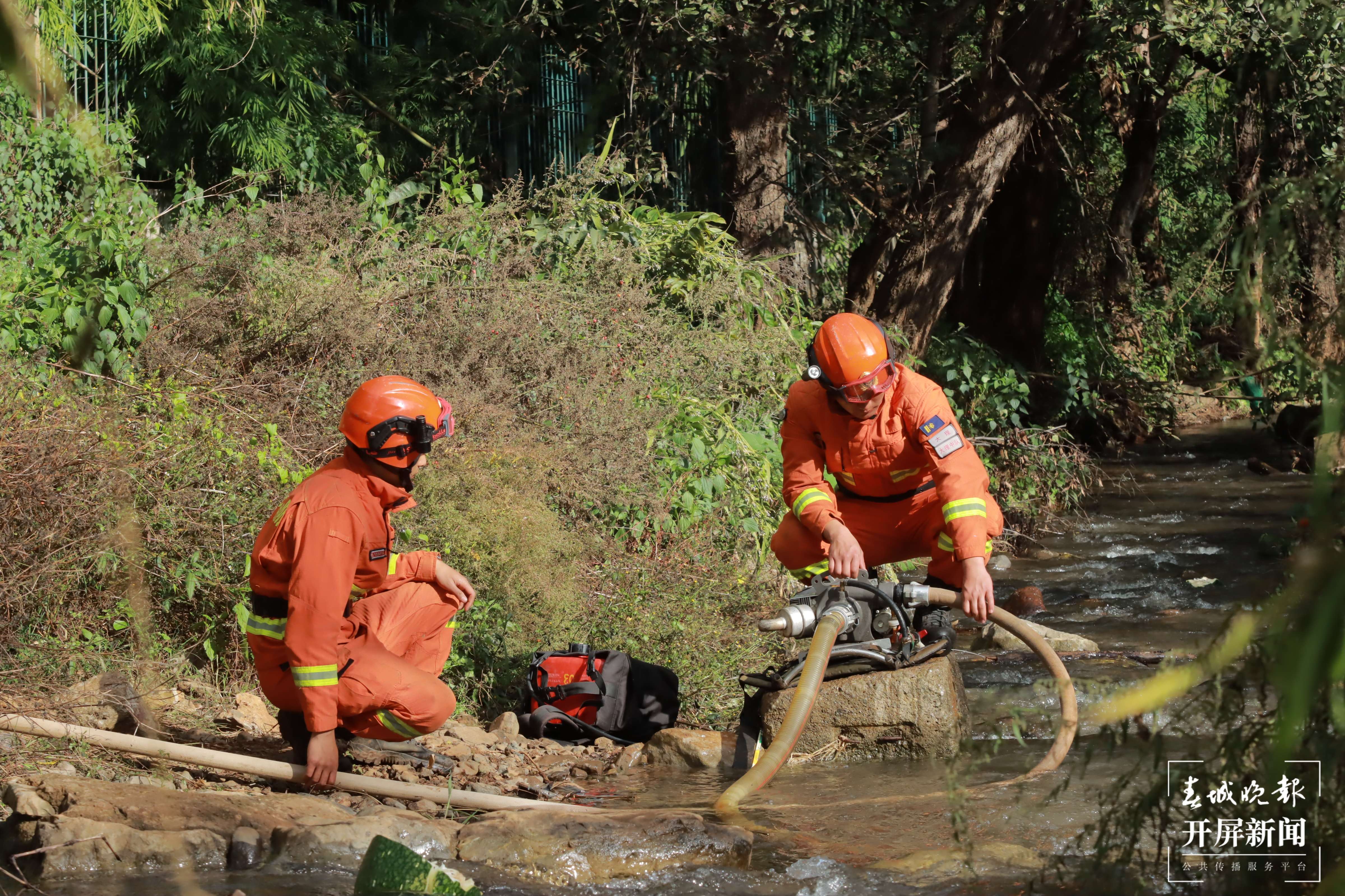 11月23日，大理森林消防开展野外水泵架设实战化训练。 陈胜瑶摄.JPG