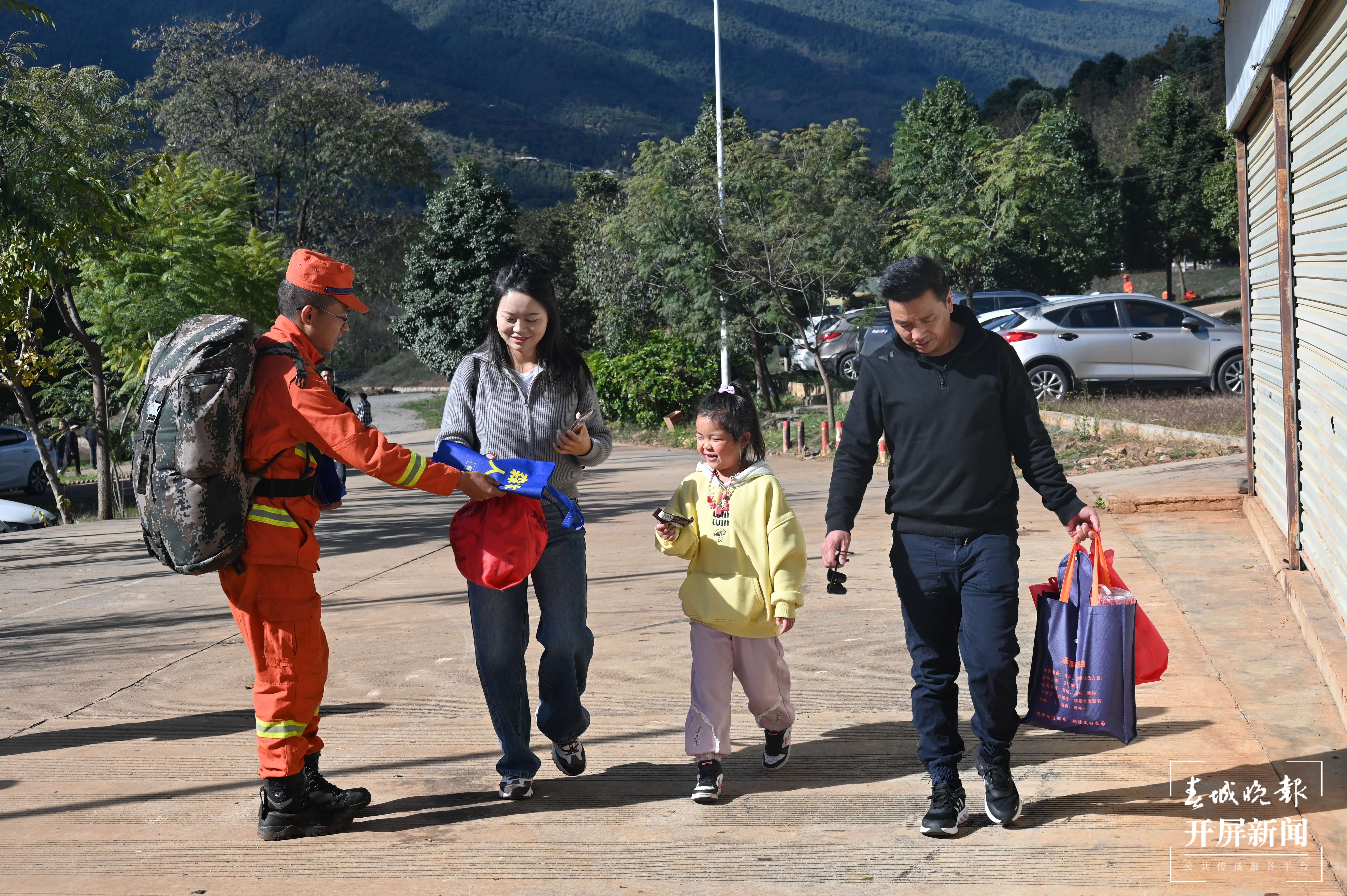 11月24日，大理森林消防负重行军过程中开展防火宣传。陈胜瑶 摄.JPG