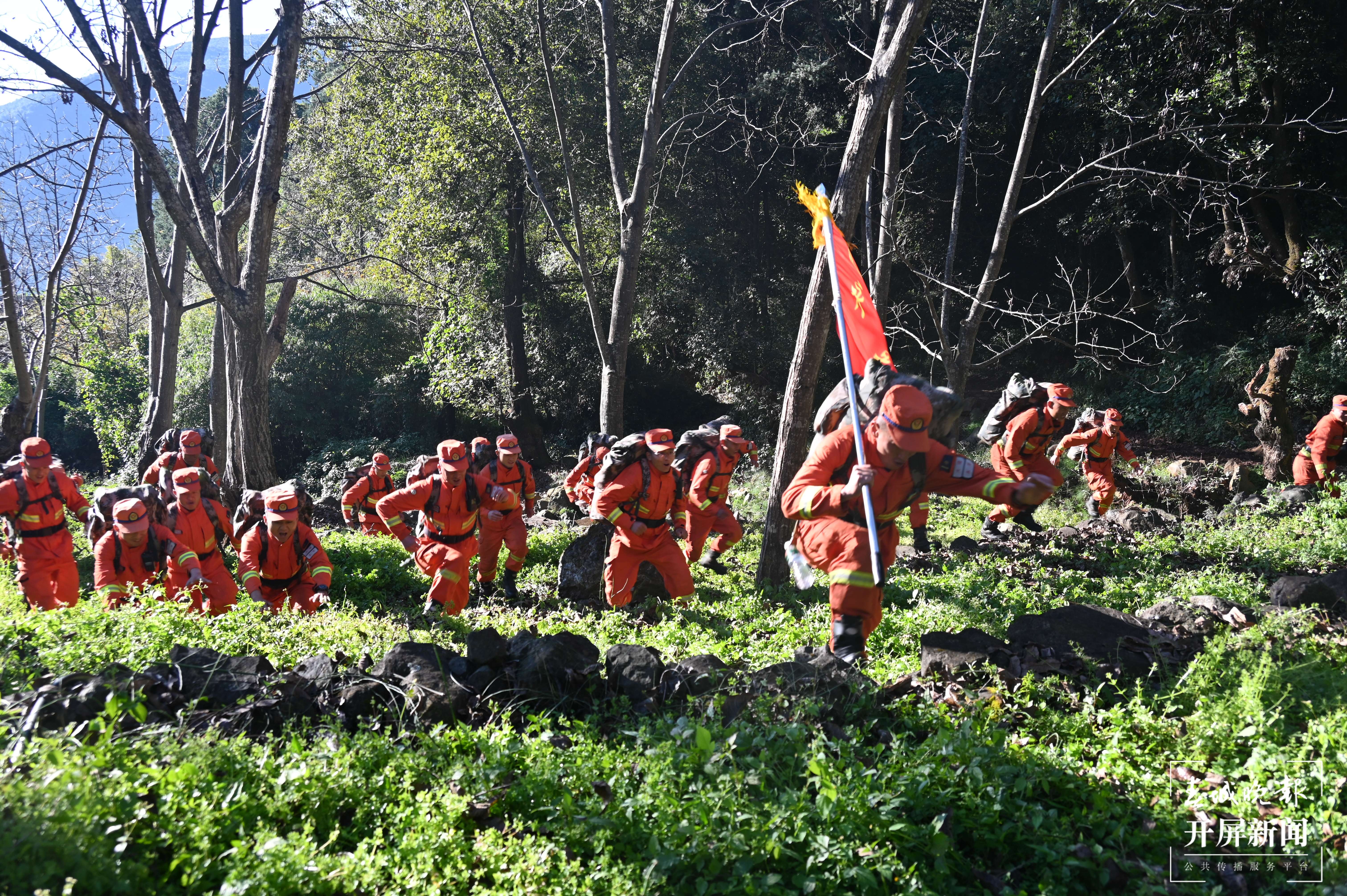 11月24日，大理森林消防负重行军过程中开展携装奔袭科目训练。陈胜瑶 摄.JPG