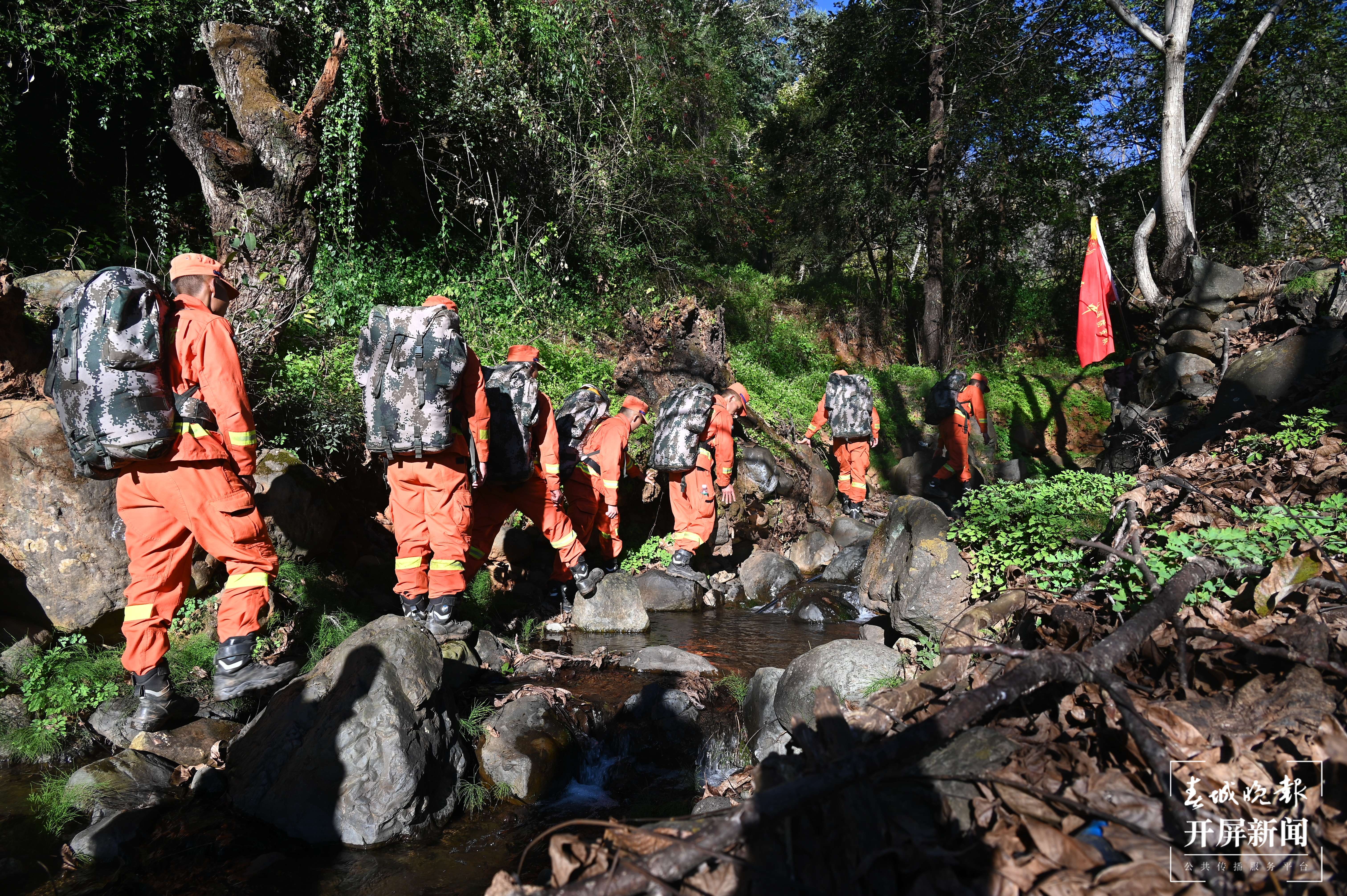 11月24日，大理森林消防开展负重行军活动。陈胜瑶 摄.JPG