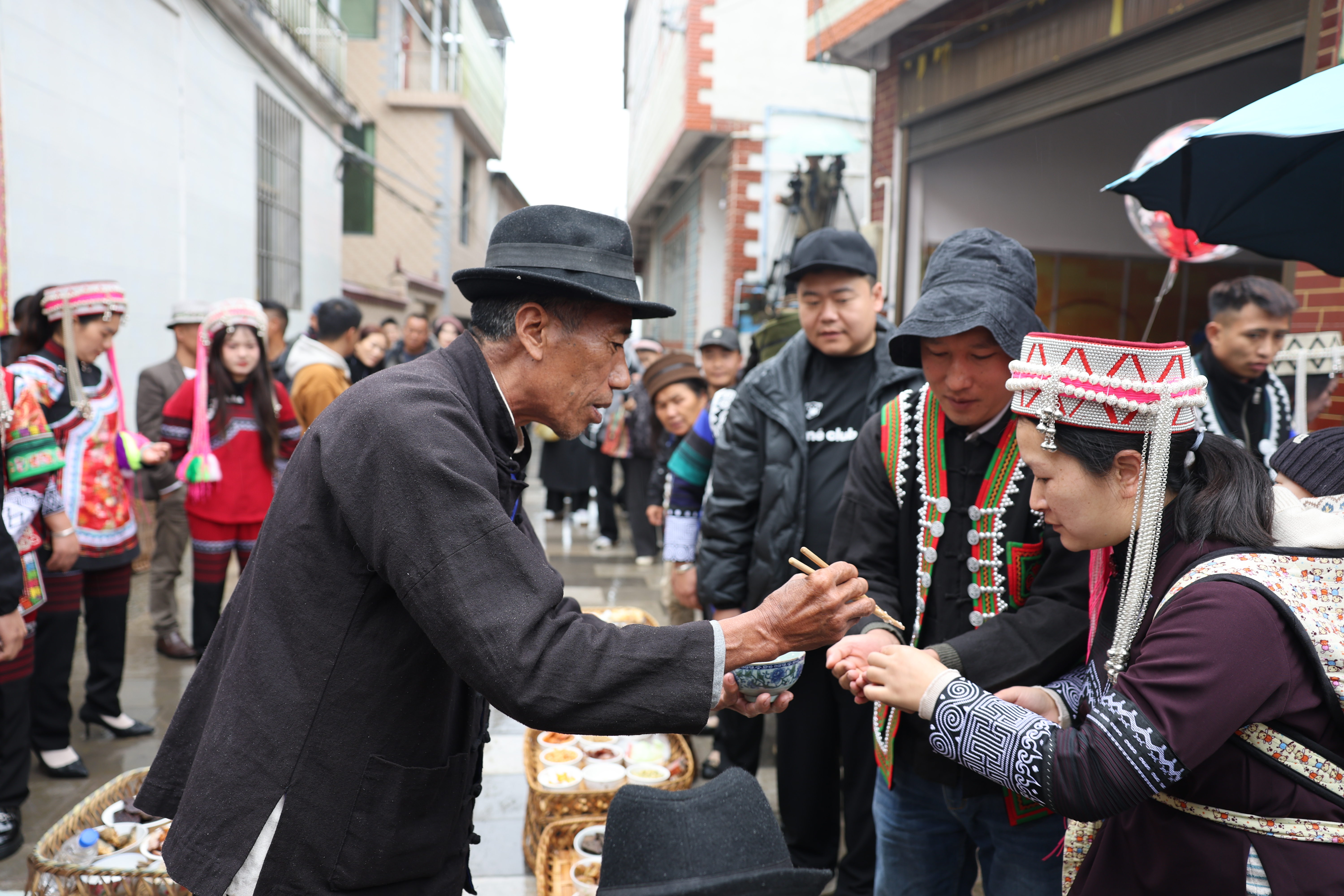 26年1月4日哈播长街宴上龙头“咪谷”合菜分福 陶旭辉摄 (1)