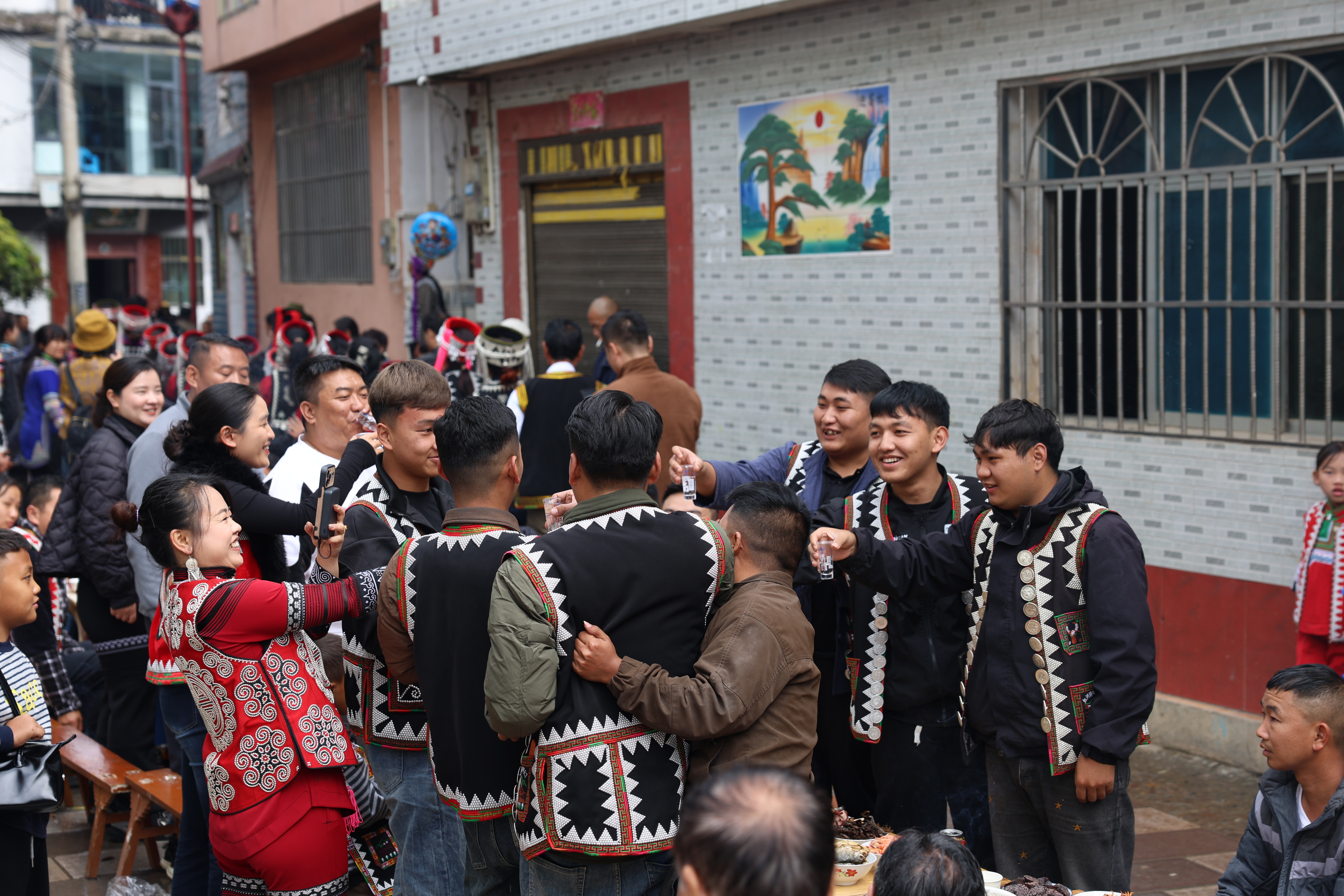 26年1月4日长街宴游客共同举杯 陶旭辉摄