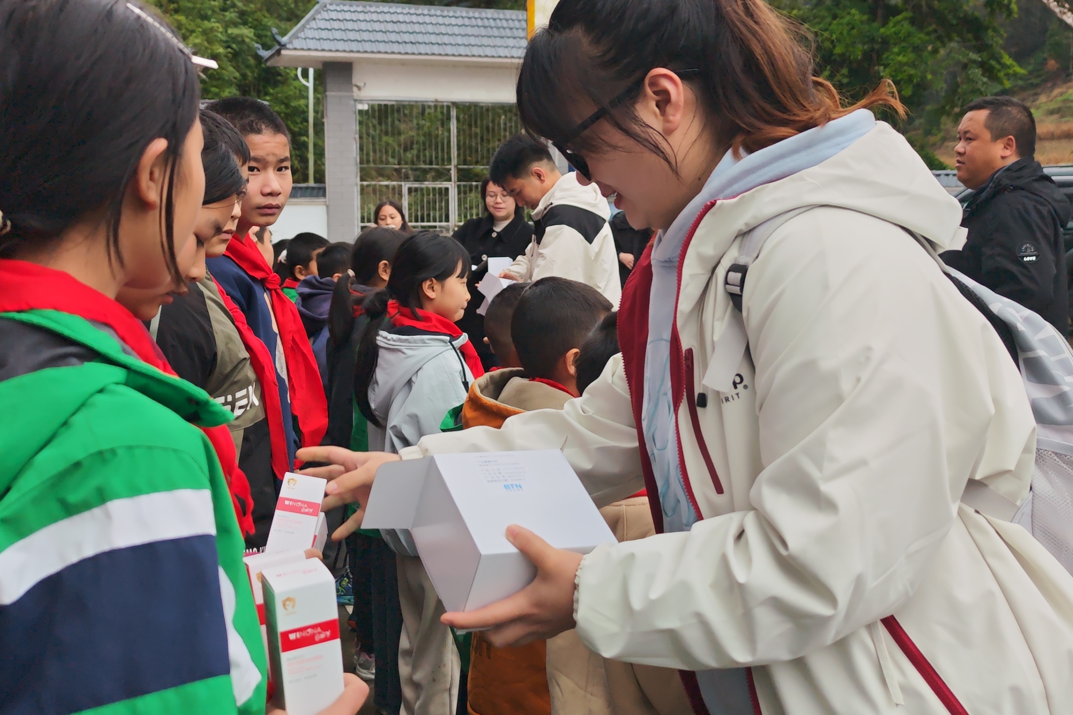 贝泰妮志愿者发放物资 贝泰妮志愿者发放物资.jpg