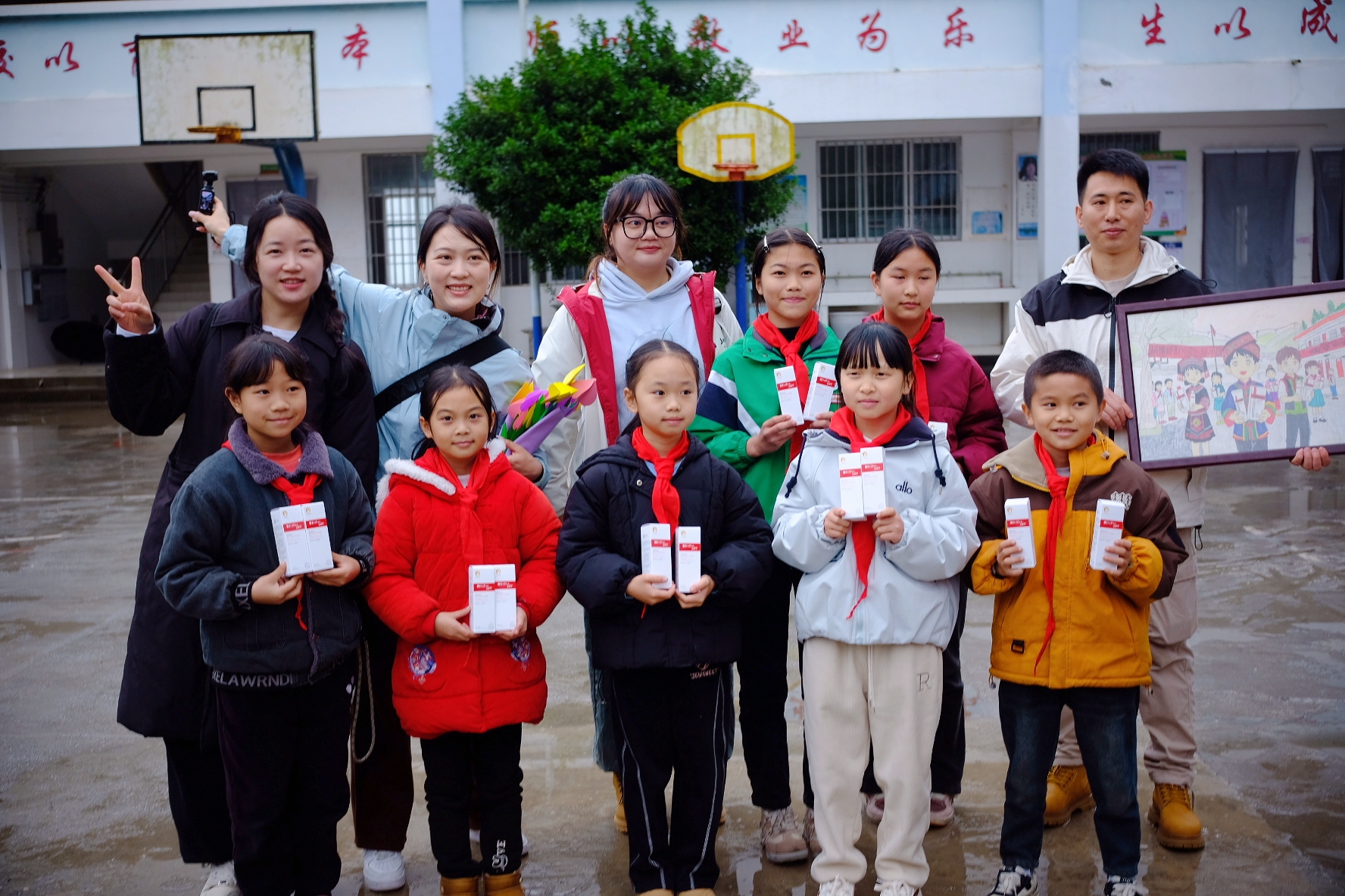 贝泰妮志愿者与小朋友合影 贝泰妮志愿者与小朋友合影.jpg