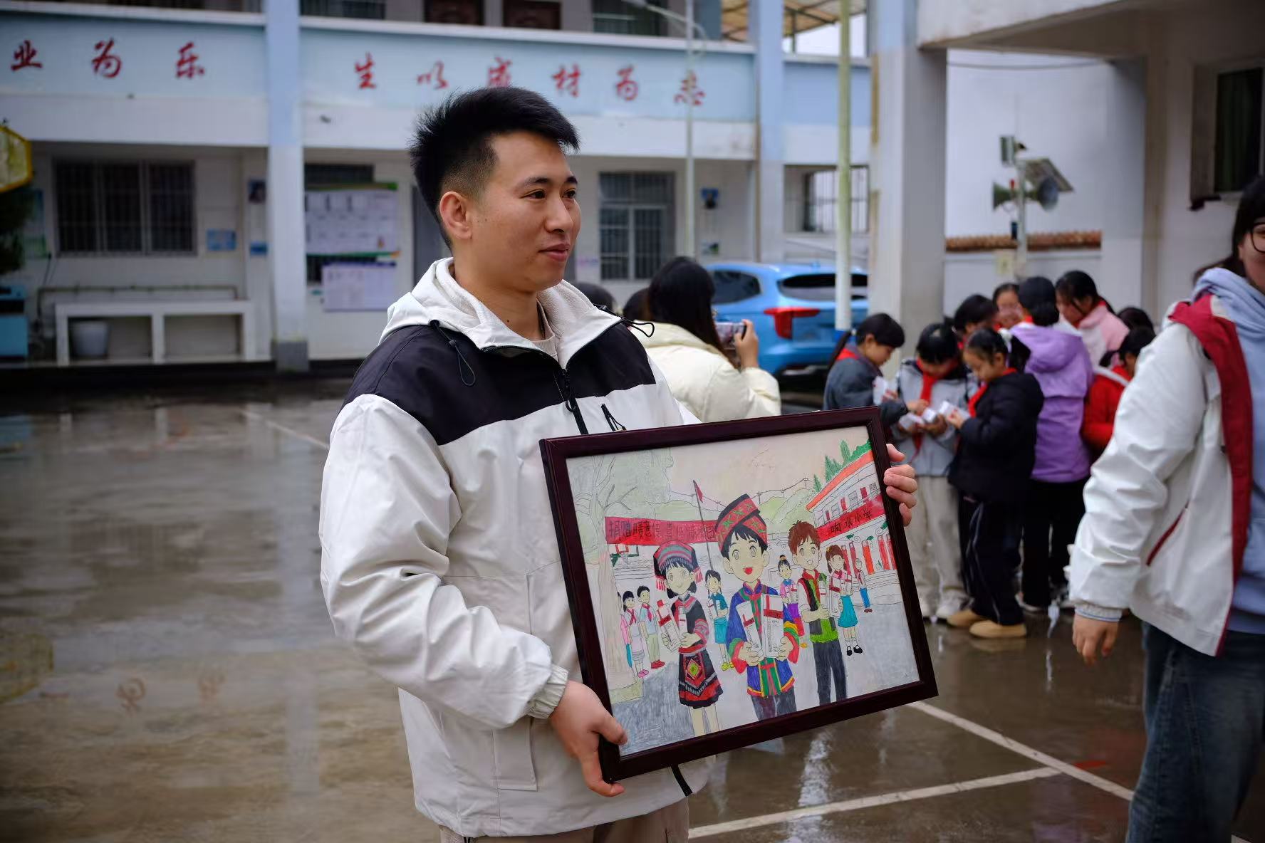 志愿者与赠画合影 志愿者与赠画合影.jpg