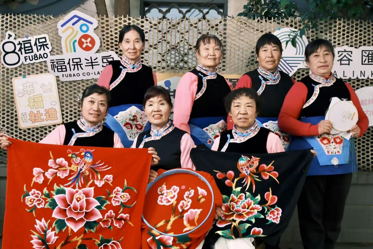 “福村绣娘”展示绣品