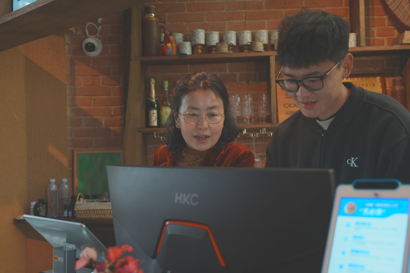 蒋学娟和员工对接工作