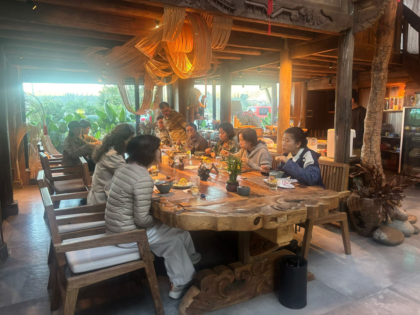 游客在餐厅用餐