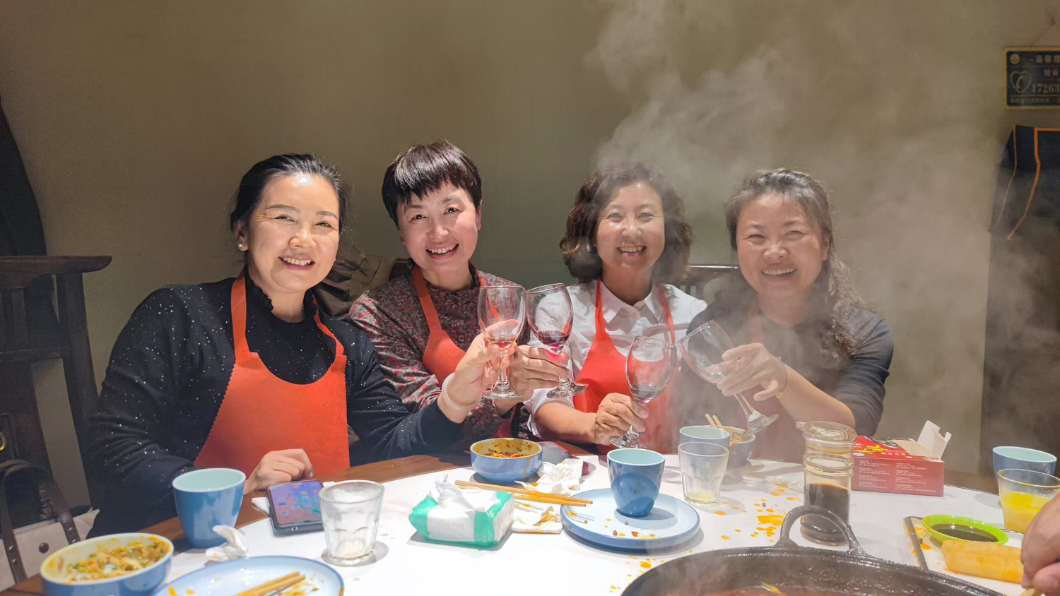 从左到右边依次是老大蒋学凤、老二蒋学娟、老三蒋学艳、老四蒋学红