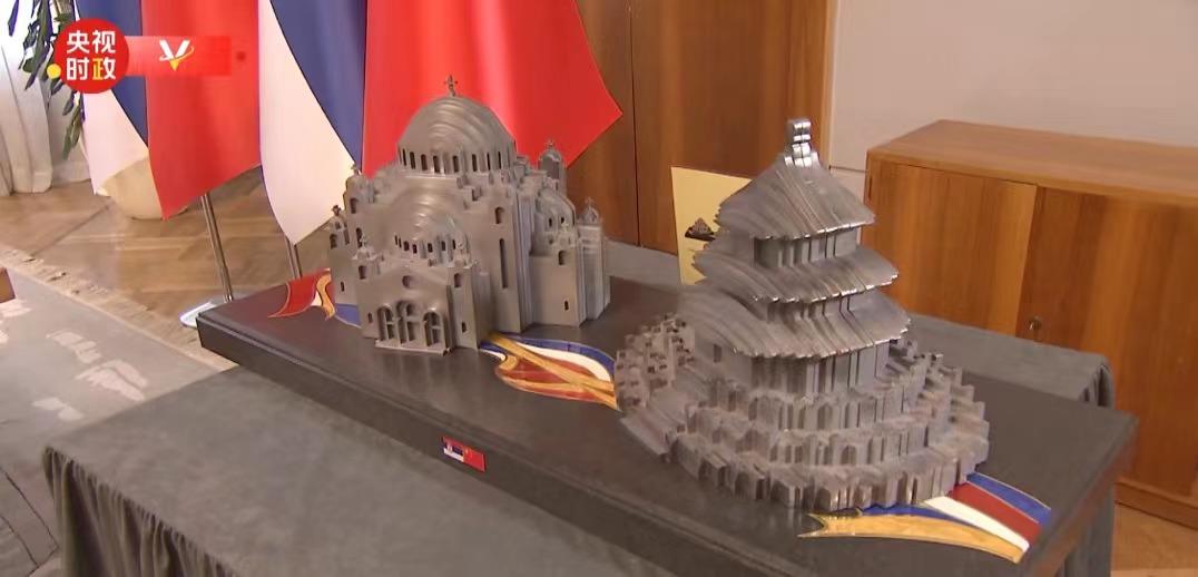 △ 当地时间2024年5月8日，正在塞尔维亚进行国事访问的习近平主席向武契奇总统赠送的礼物。