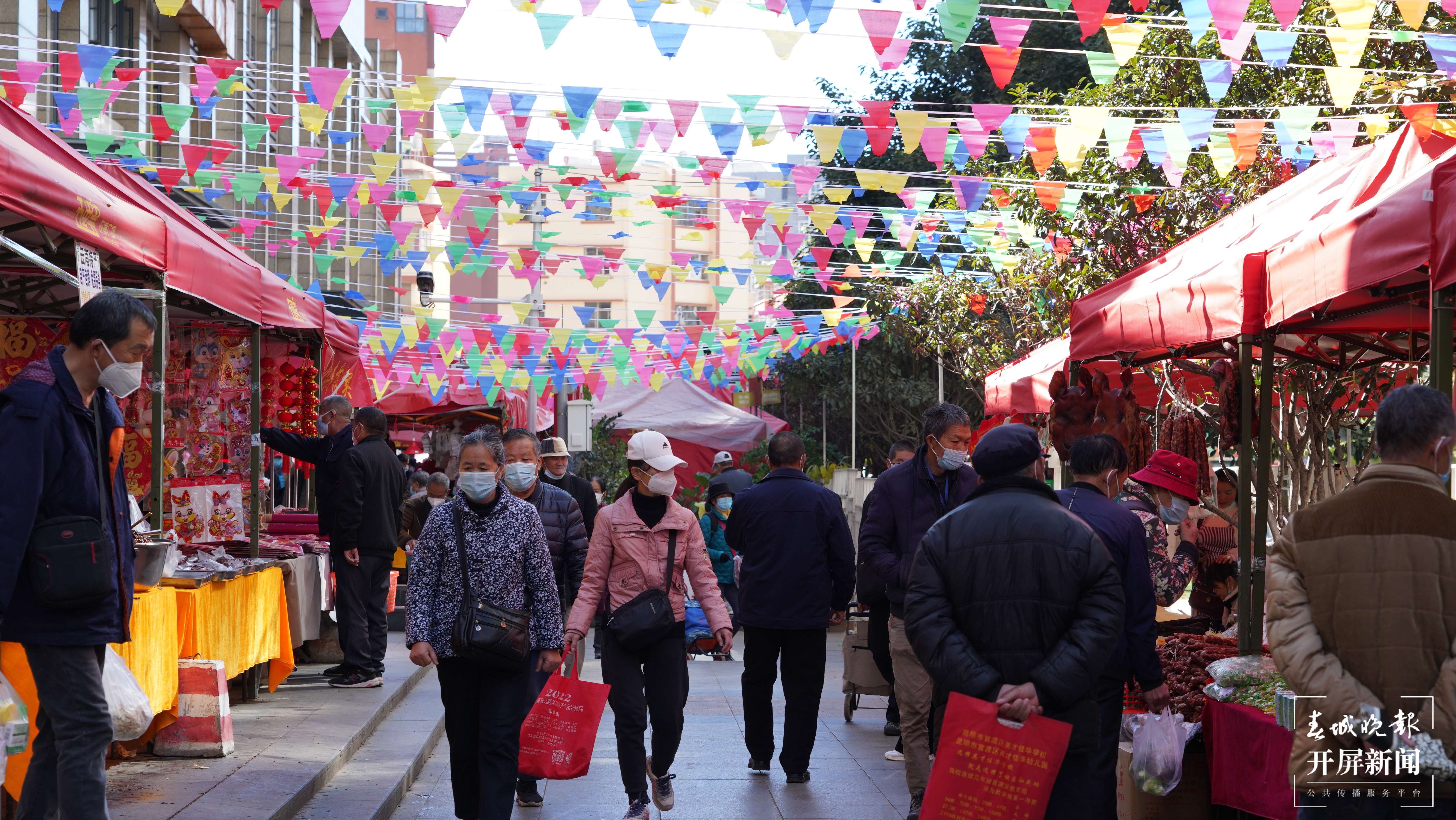 市场外围年货街.JPG