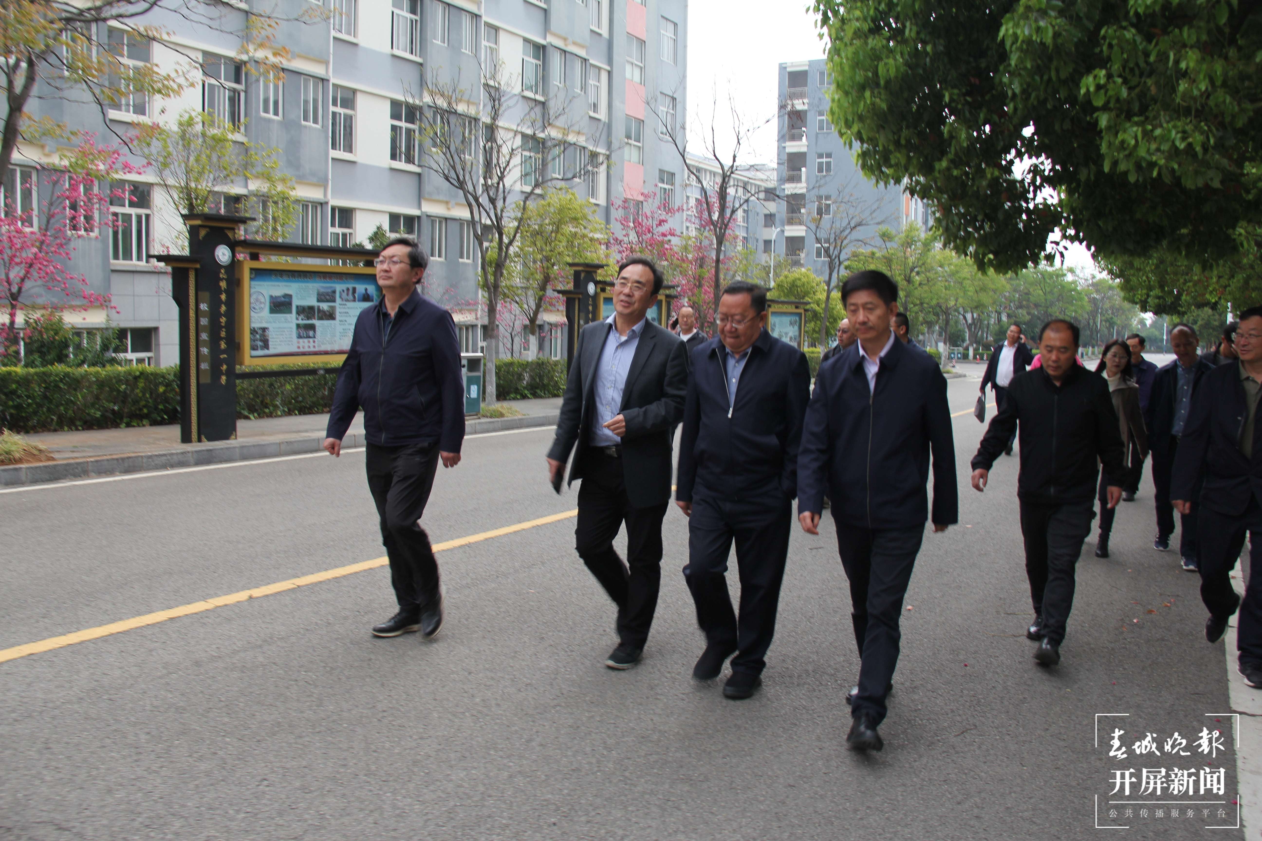 昆明市教体局局长一行到昆一中晋宁学校调研