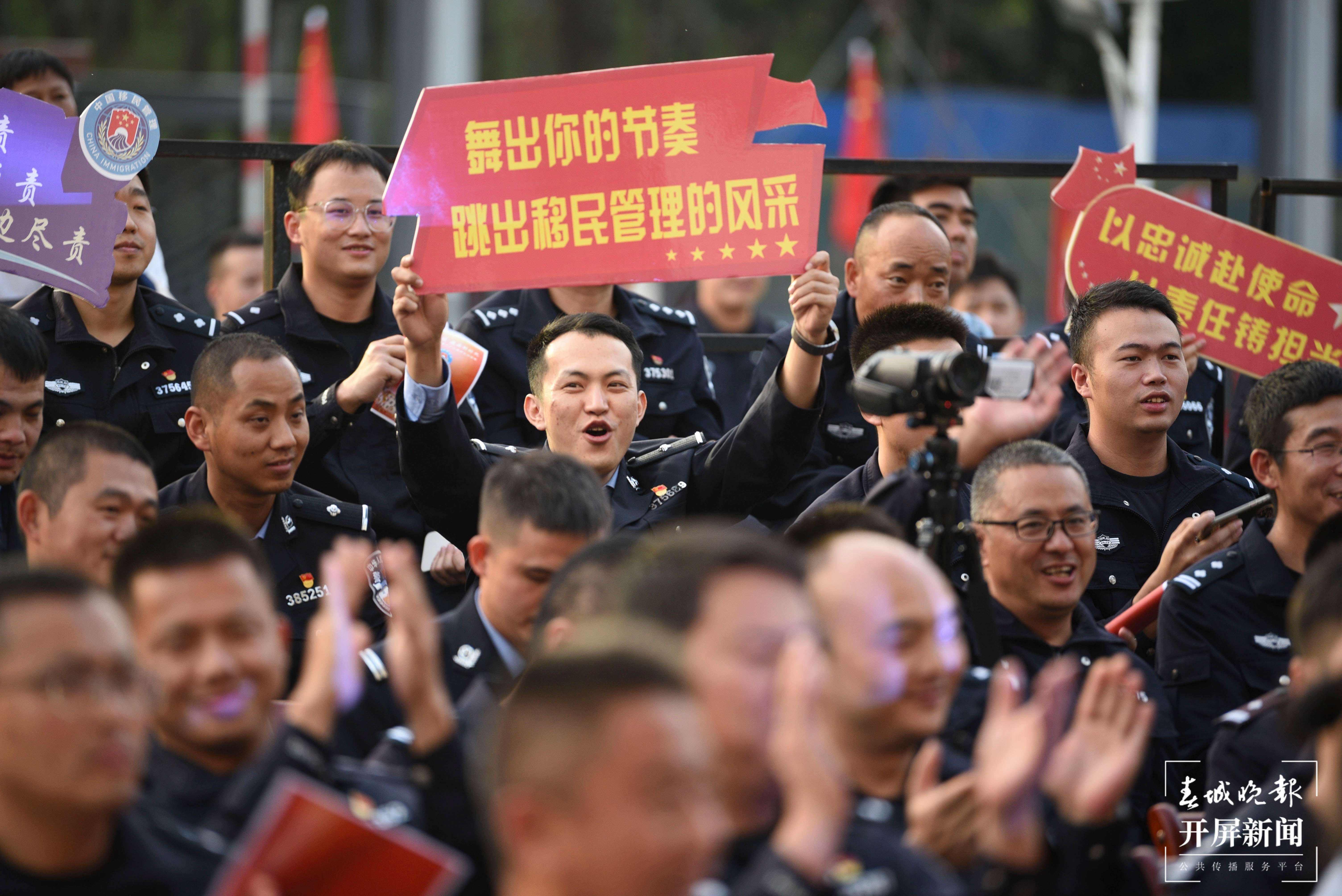 图为晚会现场.jpg