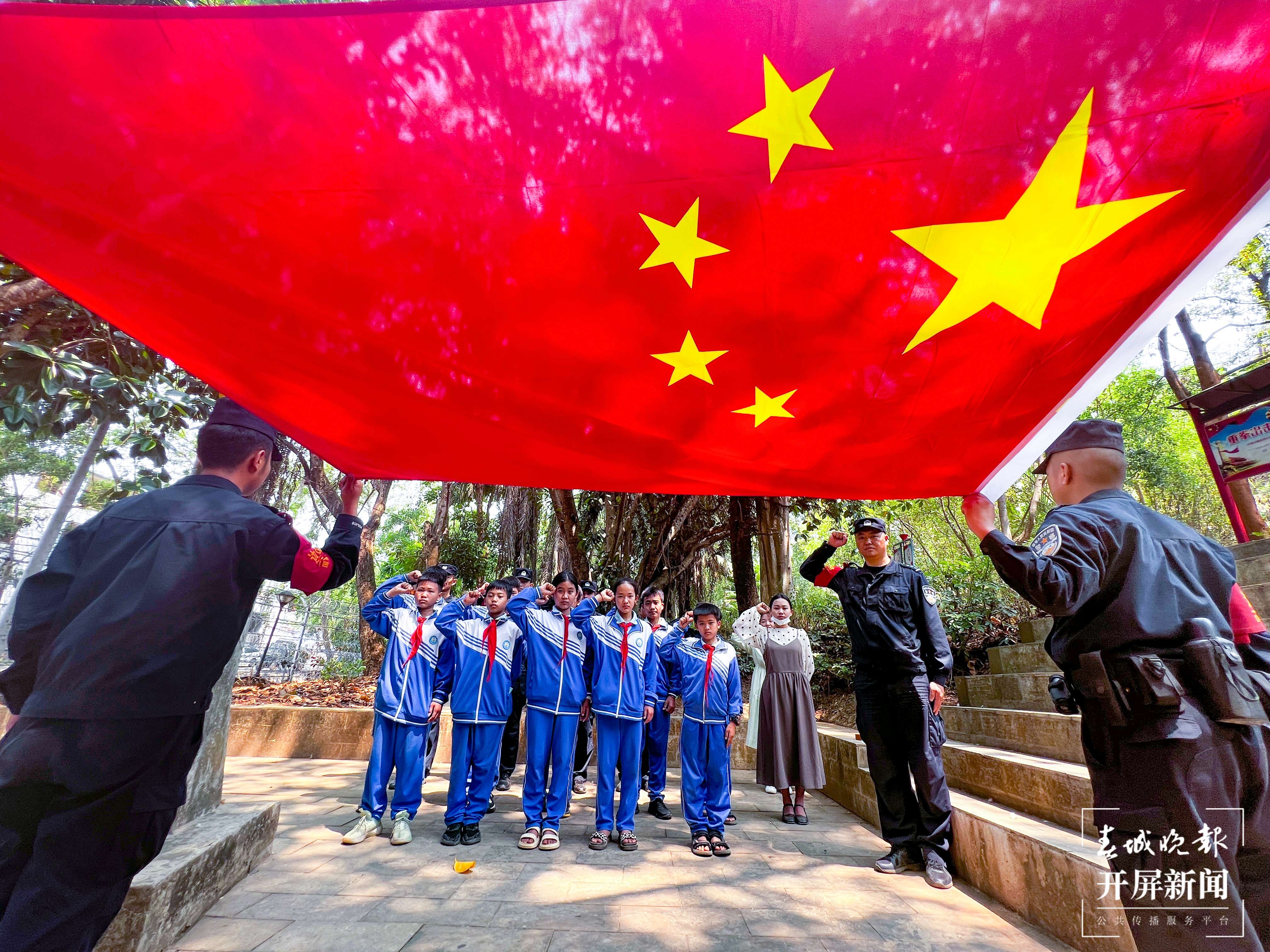 图为向国旗敬礼2.JPG