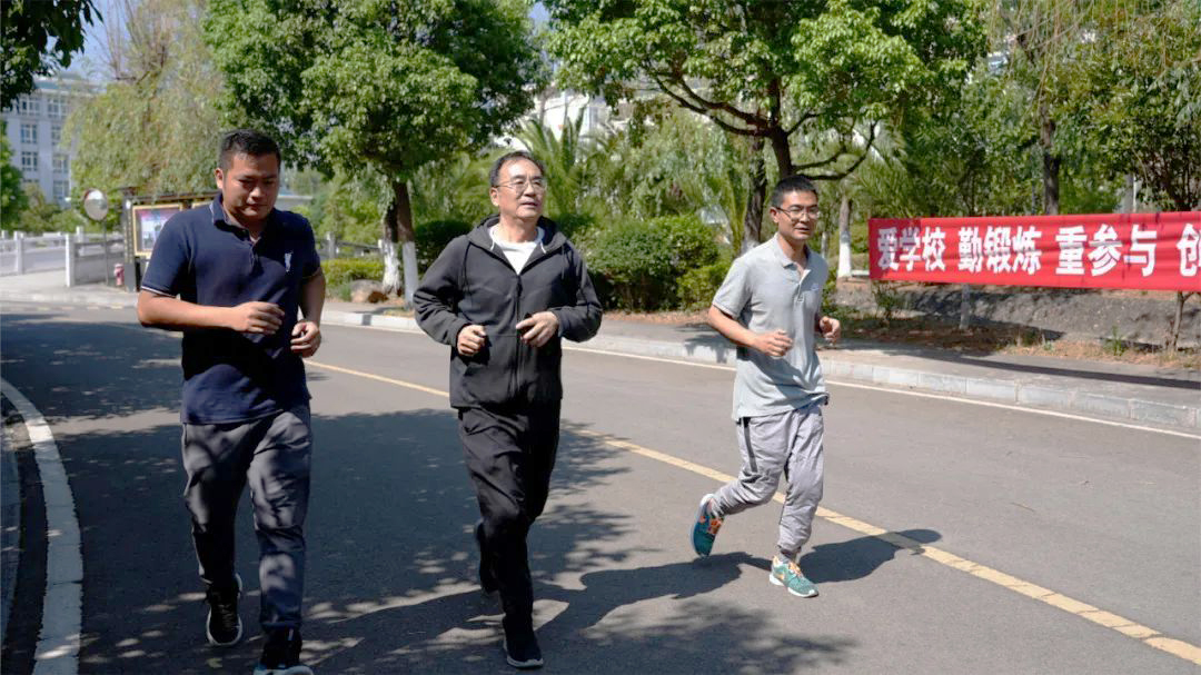 昆一中晋宁学校环校长跑
