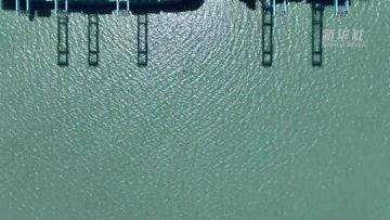 天空视角看我国最大的煤炭下水港3.gif