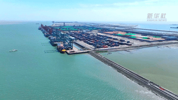 天空视角看我国最大的煤炭下水港1.gif