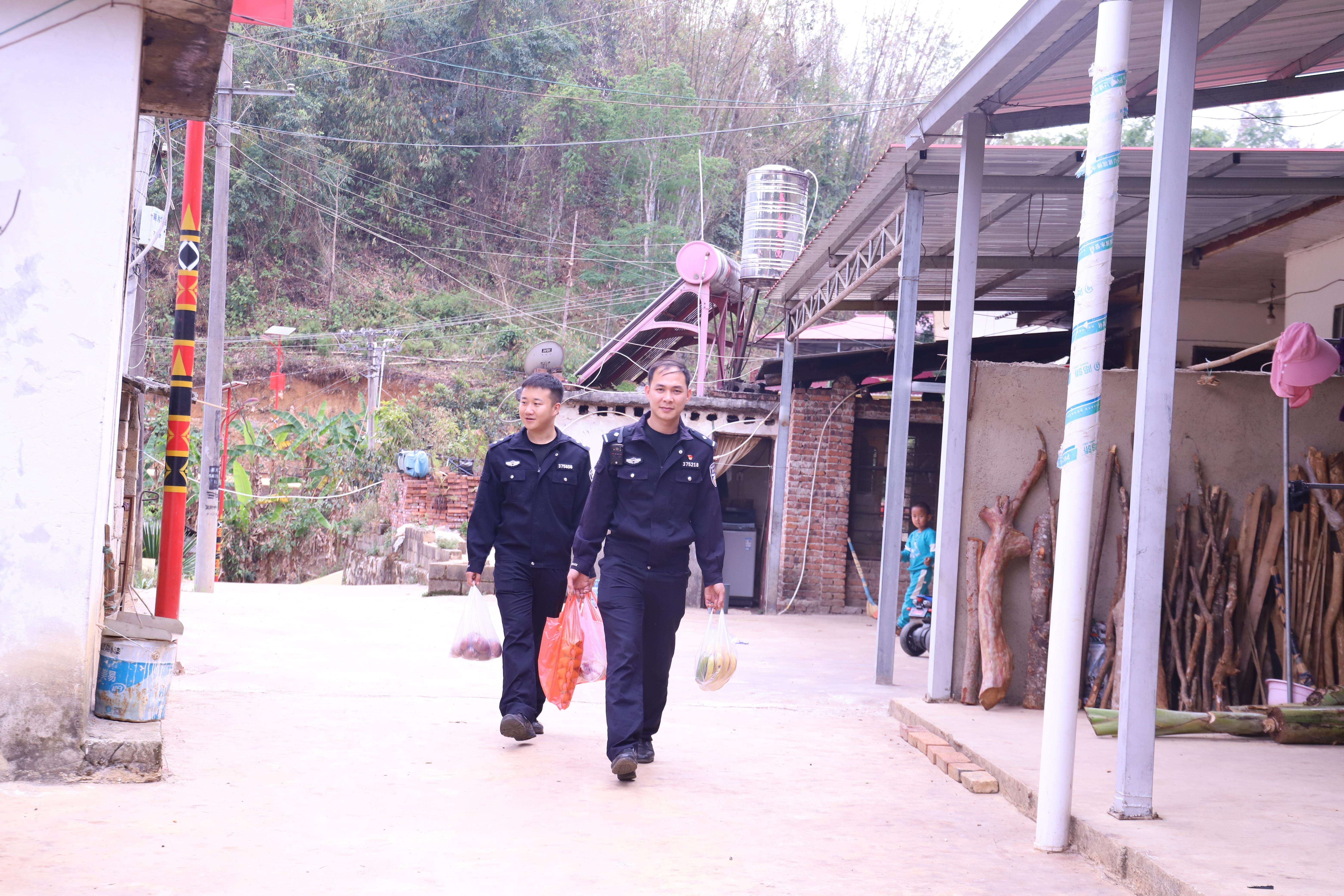 图为芒卡边境派出所民警到辖区探望遭受毒祸家庭.JPG